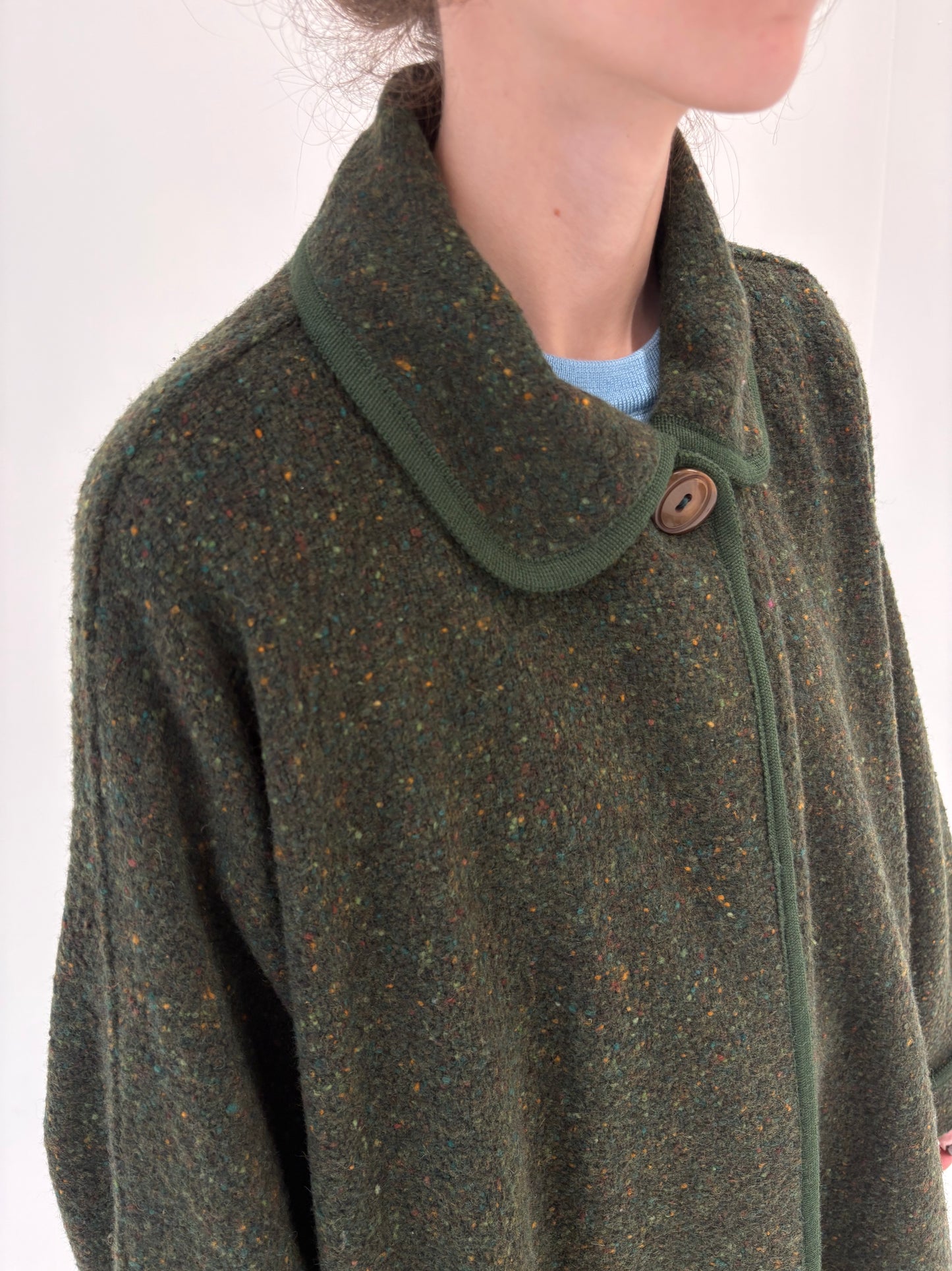 Palton vintage tip capa forest green din tweed Donegal 80% lana cu inserții colorate
