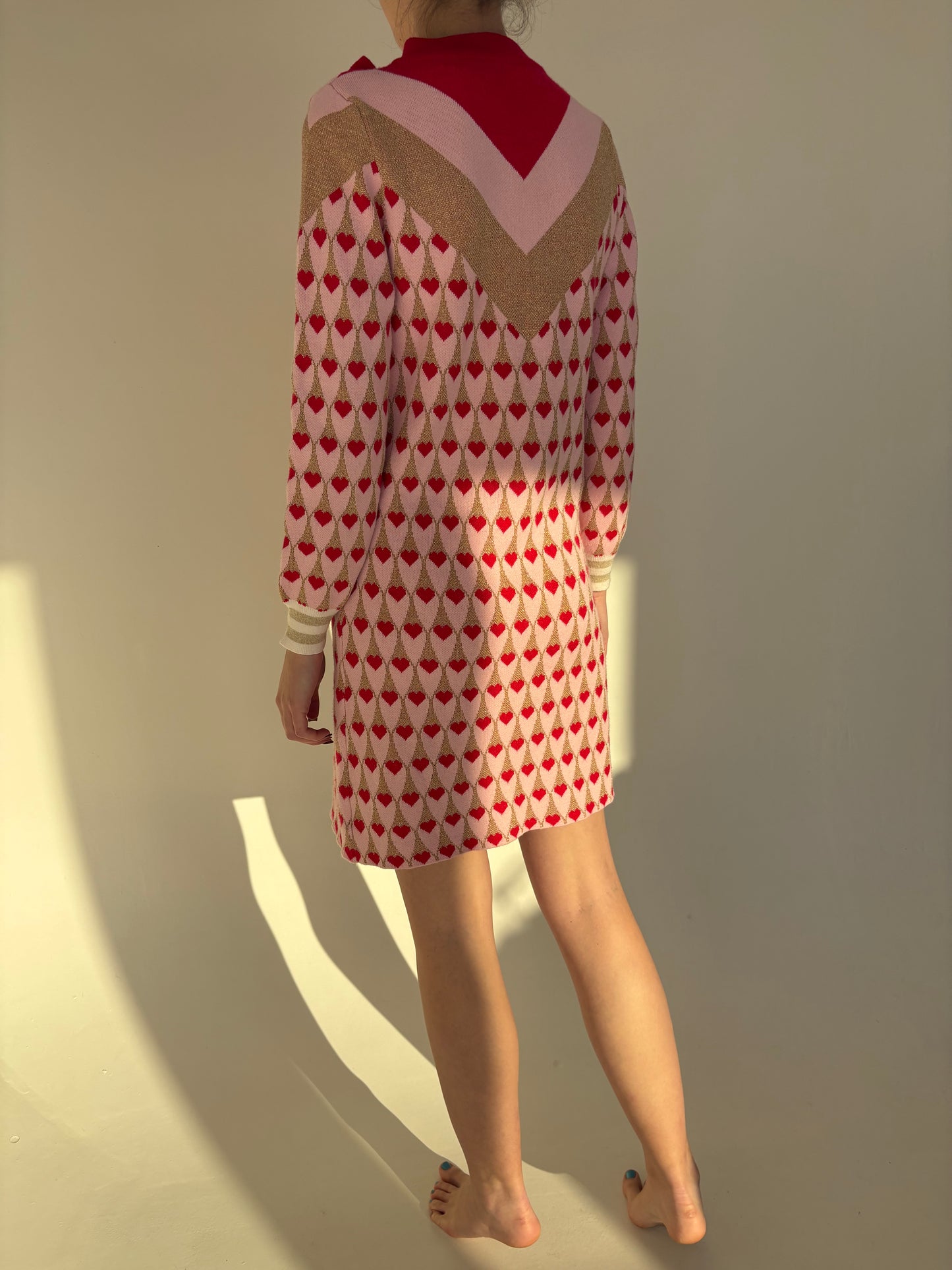 Rochie maximalista powder pink din jerse plin cu print auriu și roșu