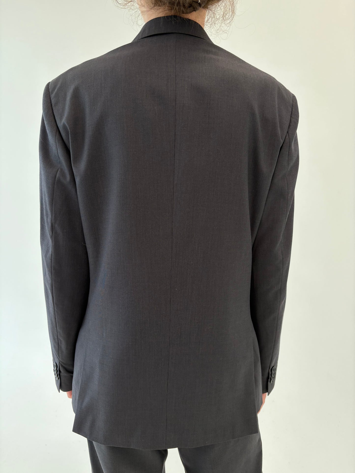 Costum charcoal gray de la business la seara din stofita ușor satinata