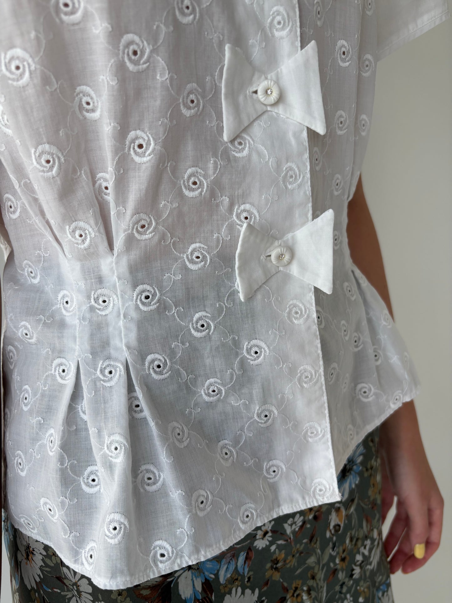 Cămașa vintage cambrata cu fundițe stilizate și broderie anglaise