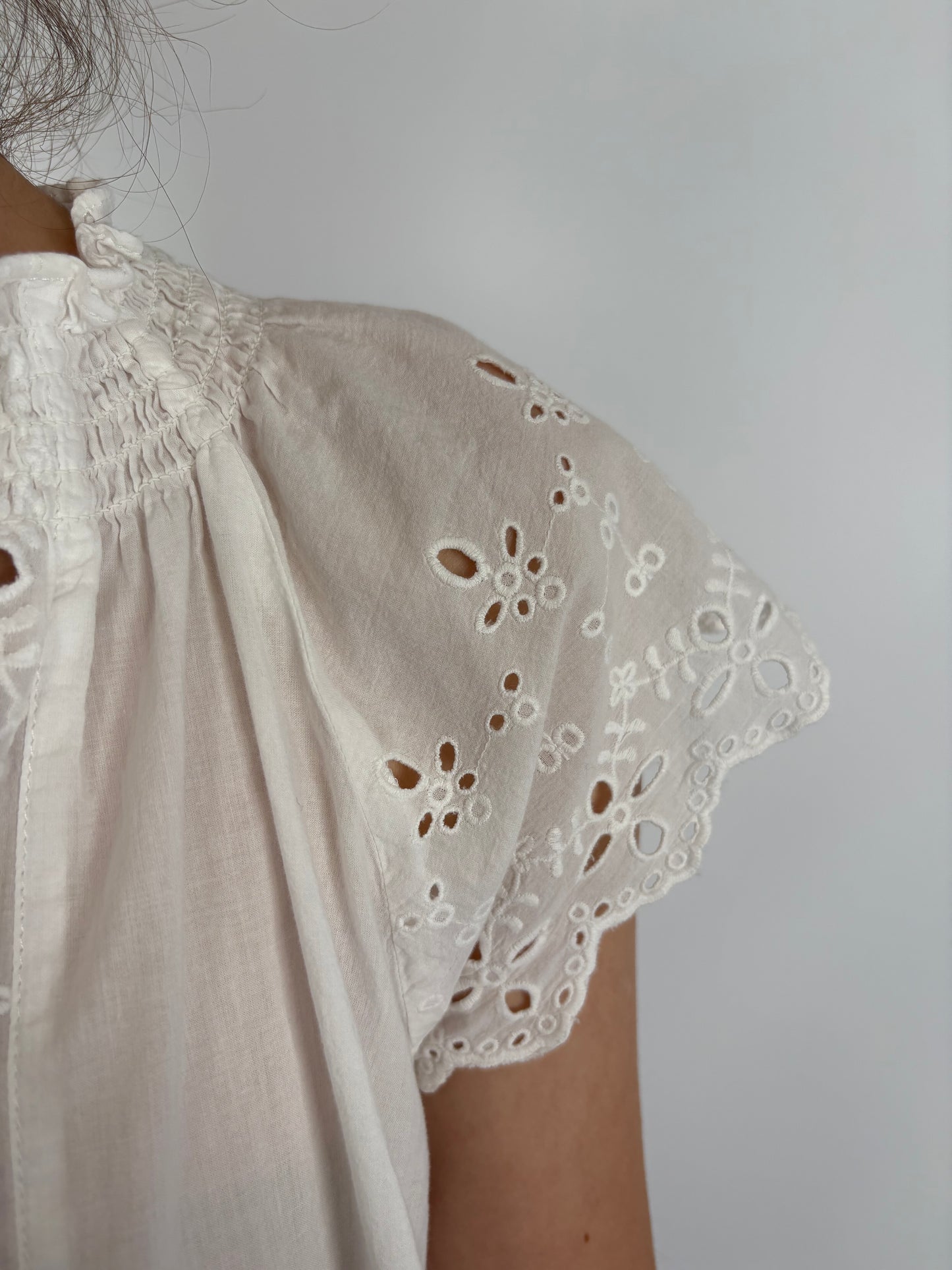 Top superb cu broderie anglaise