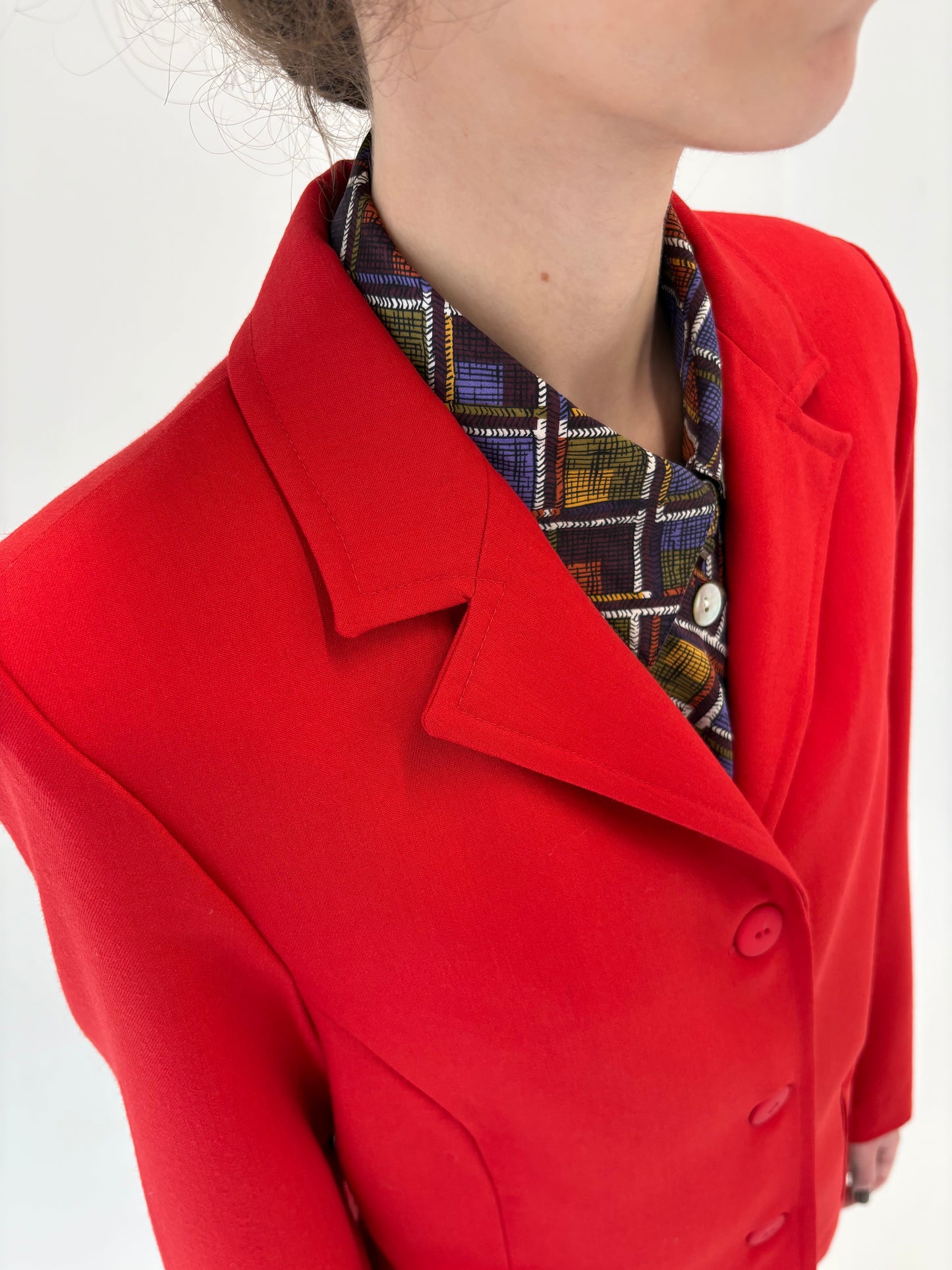 Sacou cherry red in stil Prada și croi ușor cambrat din laam extrafina