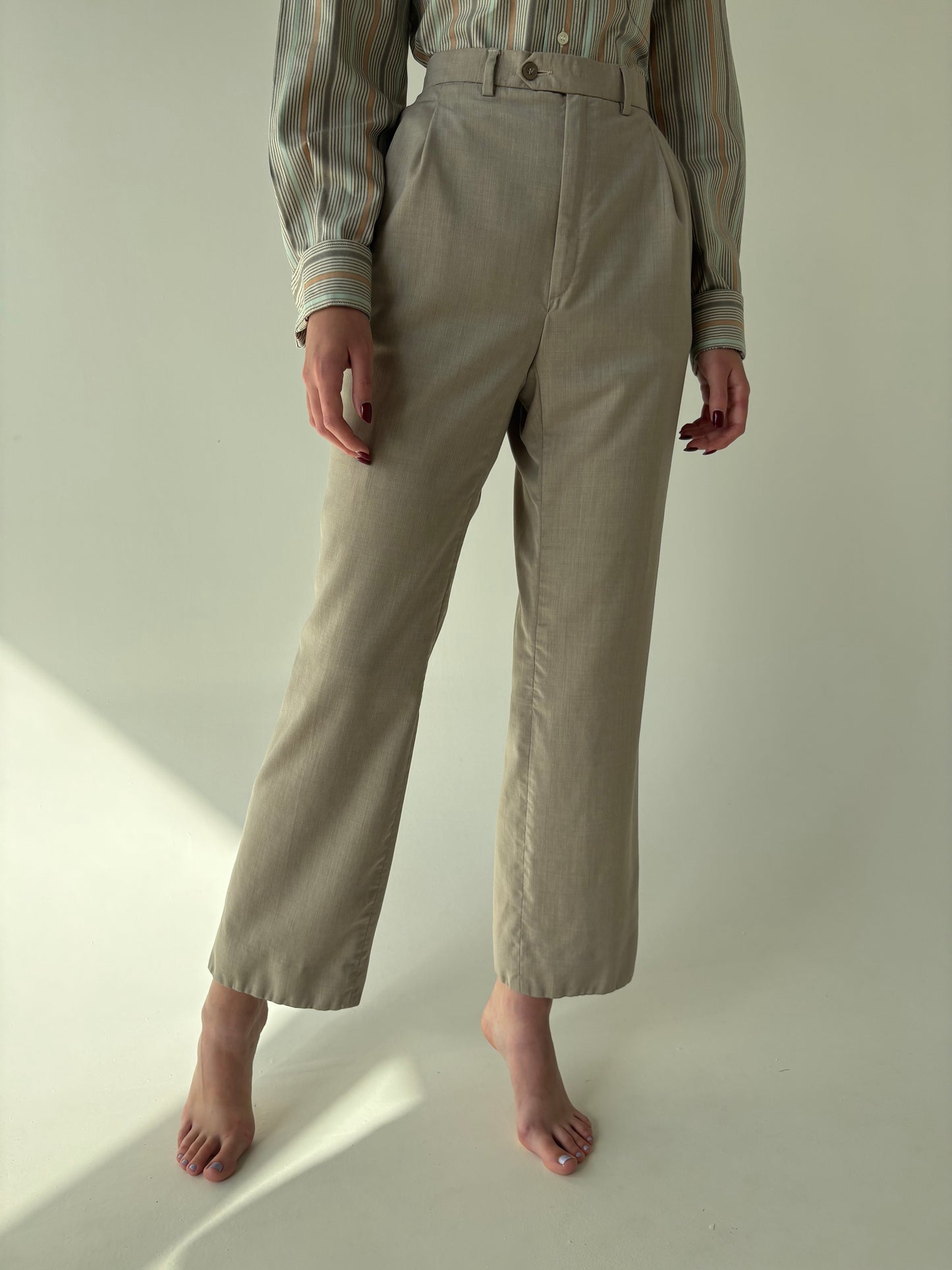 Costum light nude din lana extrafina în croi actual și pantaloni cu pense