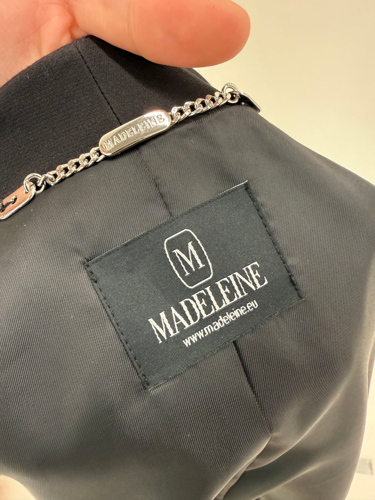 Sacou negru calsic de brand Madeleine cu închidere tip smoking