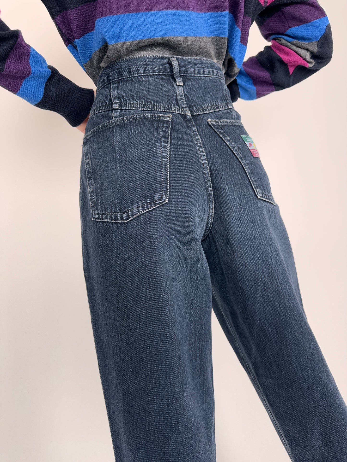 Jeanși dark wash mom fit cu pense și talie înaltă