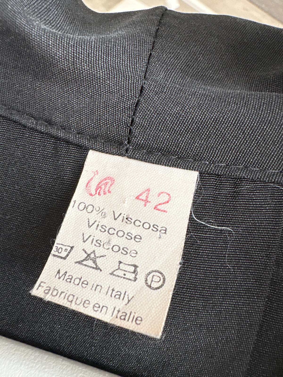 Sacou negru vintage cu efect de peplum și talie ultra marcatăși bust petrecut