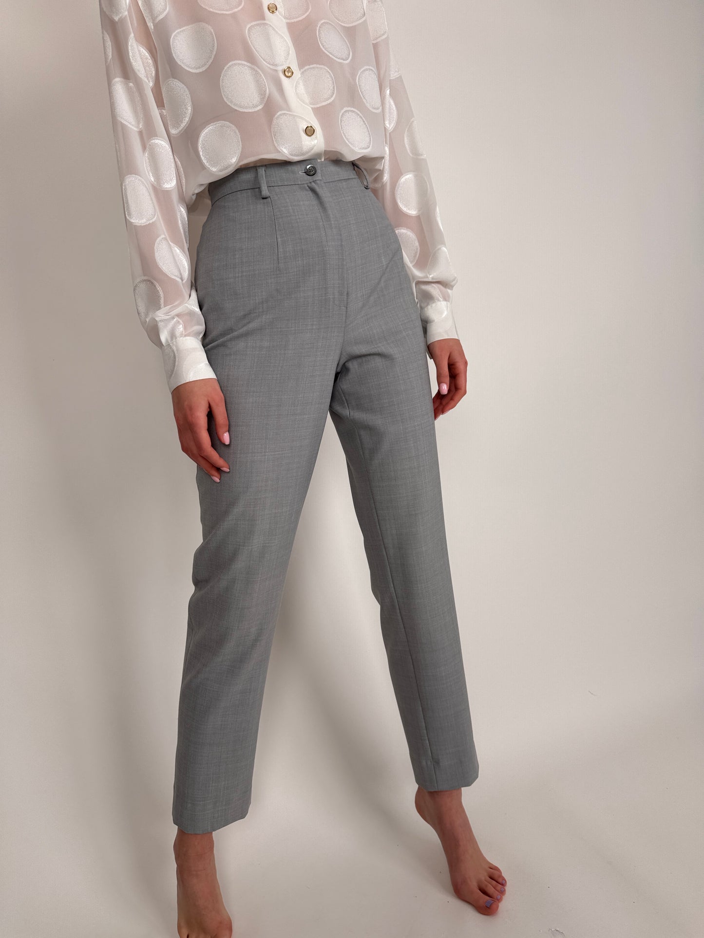 Costum light gray în croi minimalist