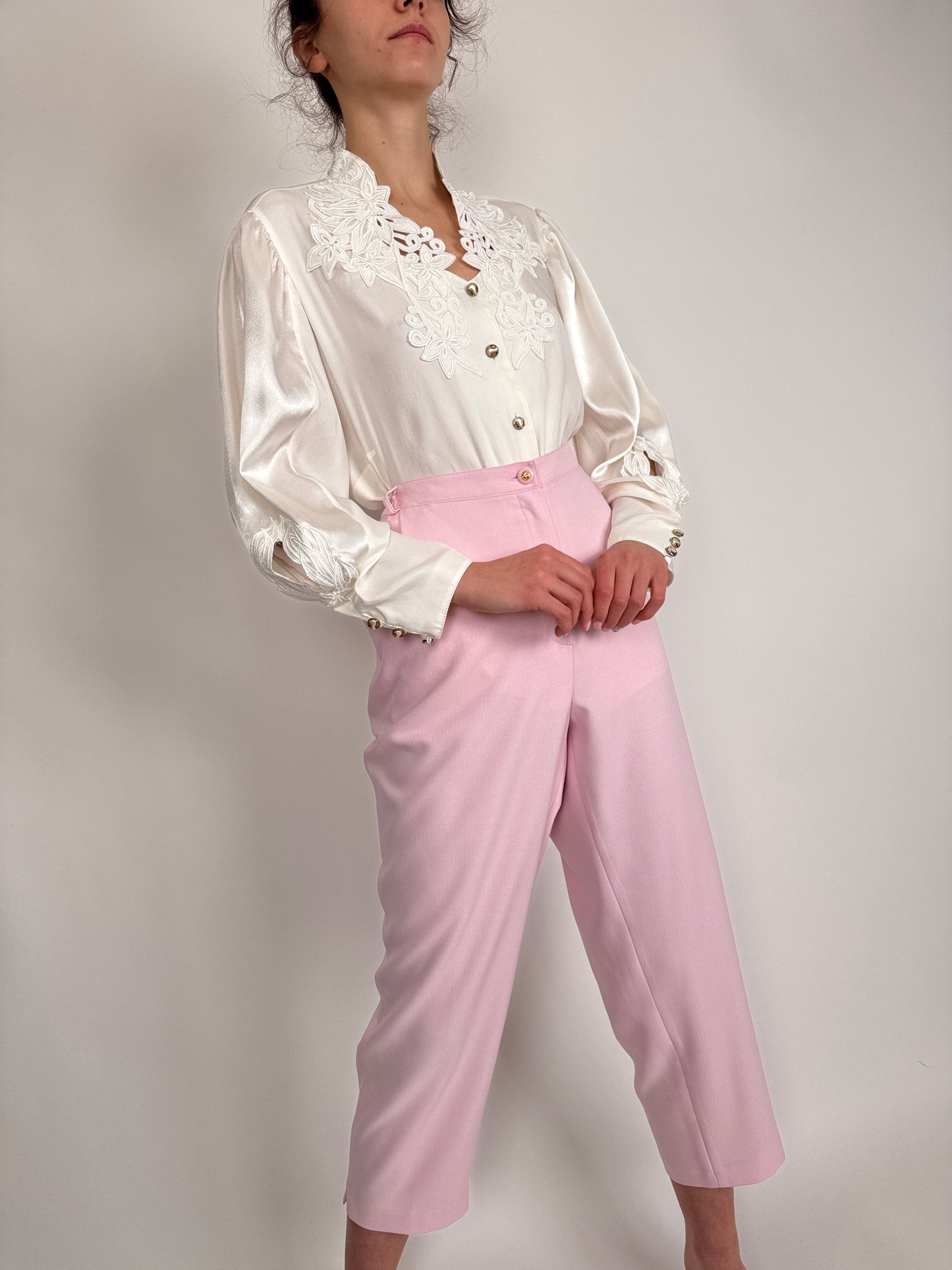 Costum baby pink cu vesta cambrata și pantaloni cu talie elastică