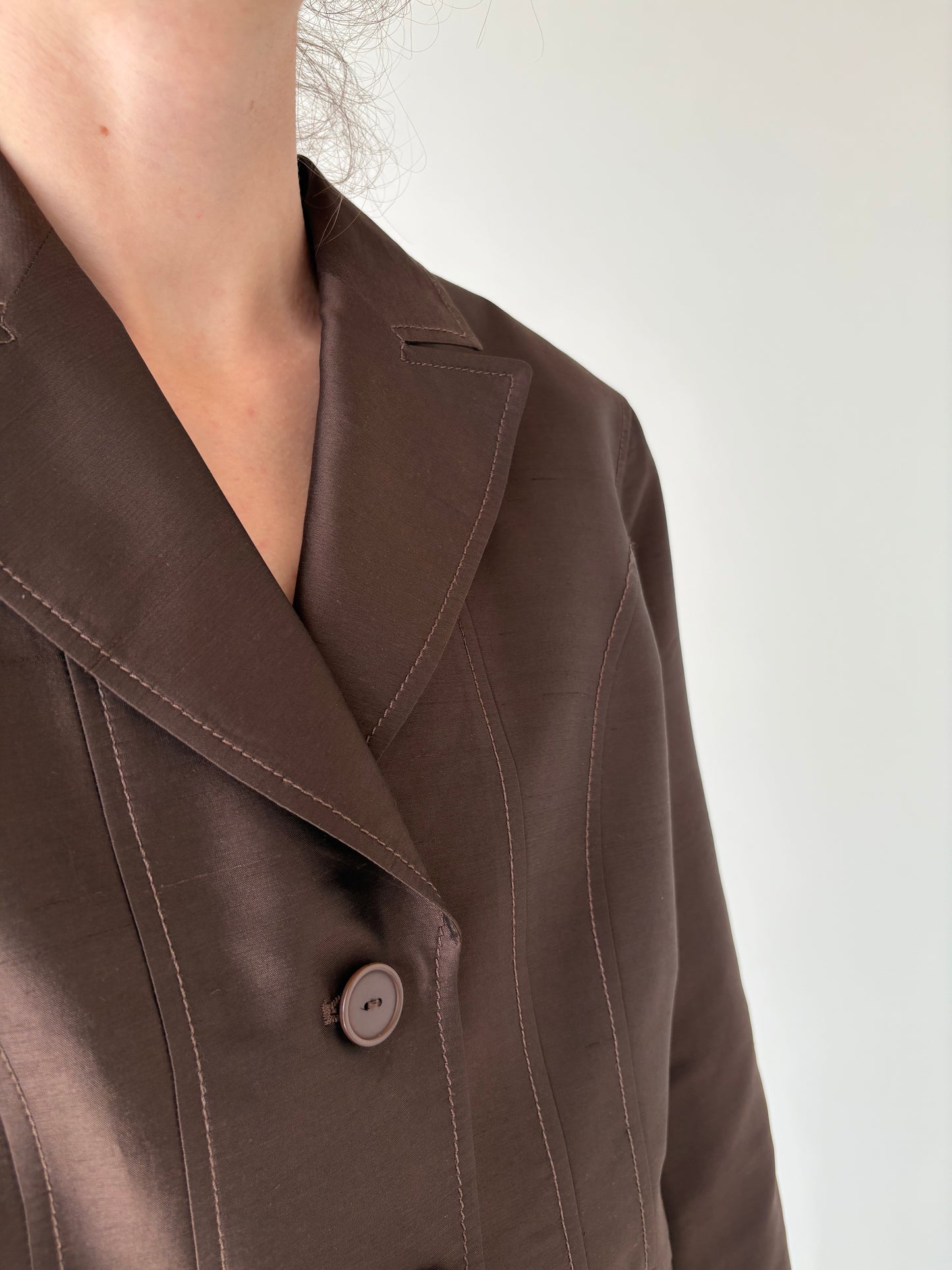 Costum în croi clasic chocolate brown din pânză de mătase naturală