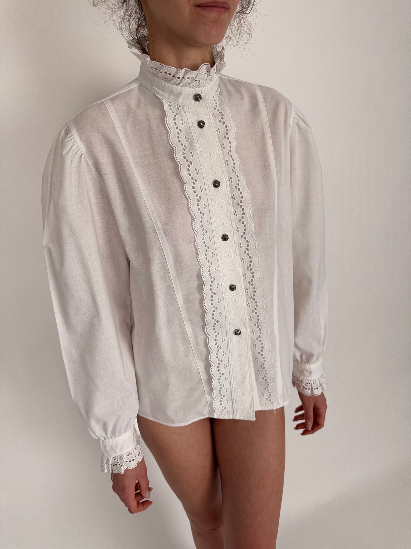 Cămașa vintage cu inserție de dantelă macrame din poplin de bumbac