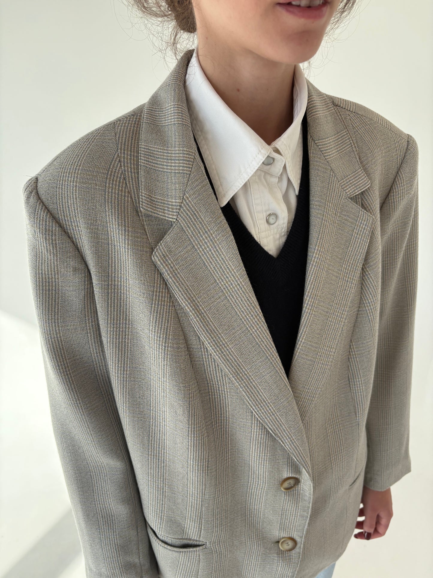 Sacou italian petite warm gray în carouri fine din lana pura extrafina certificată