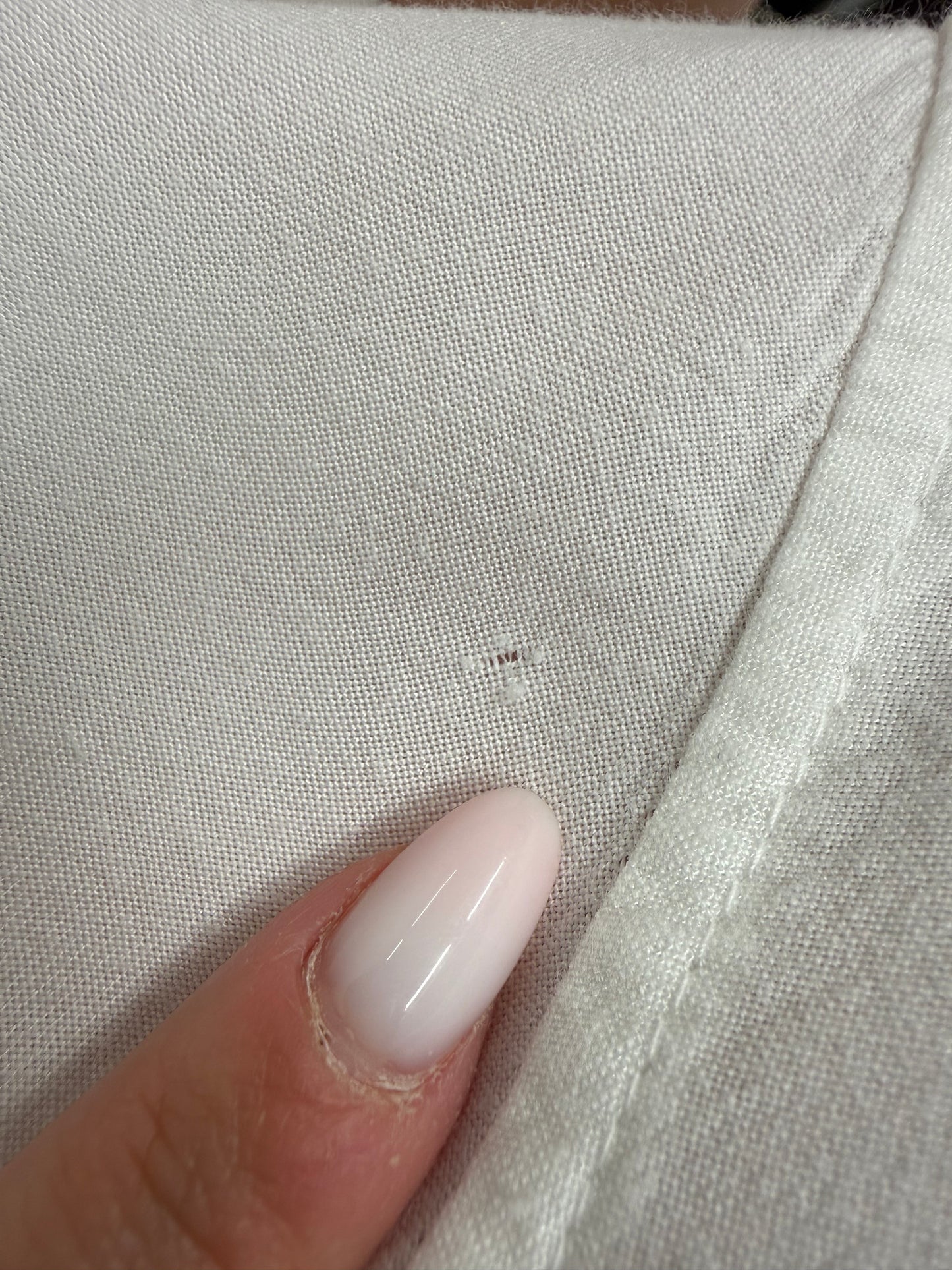 Cămașa din panzica fină cu broderie, mânecă clopot și tiv cu volane