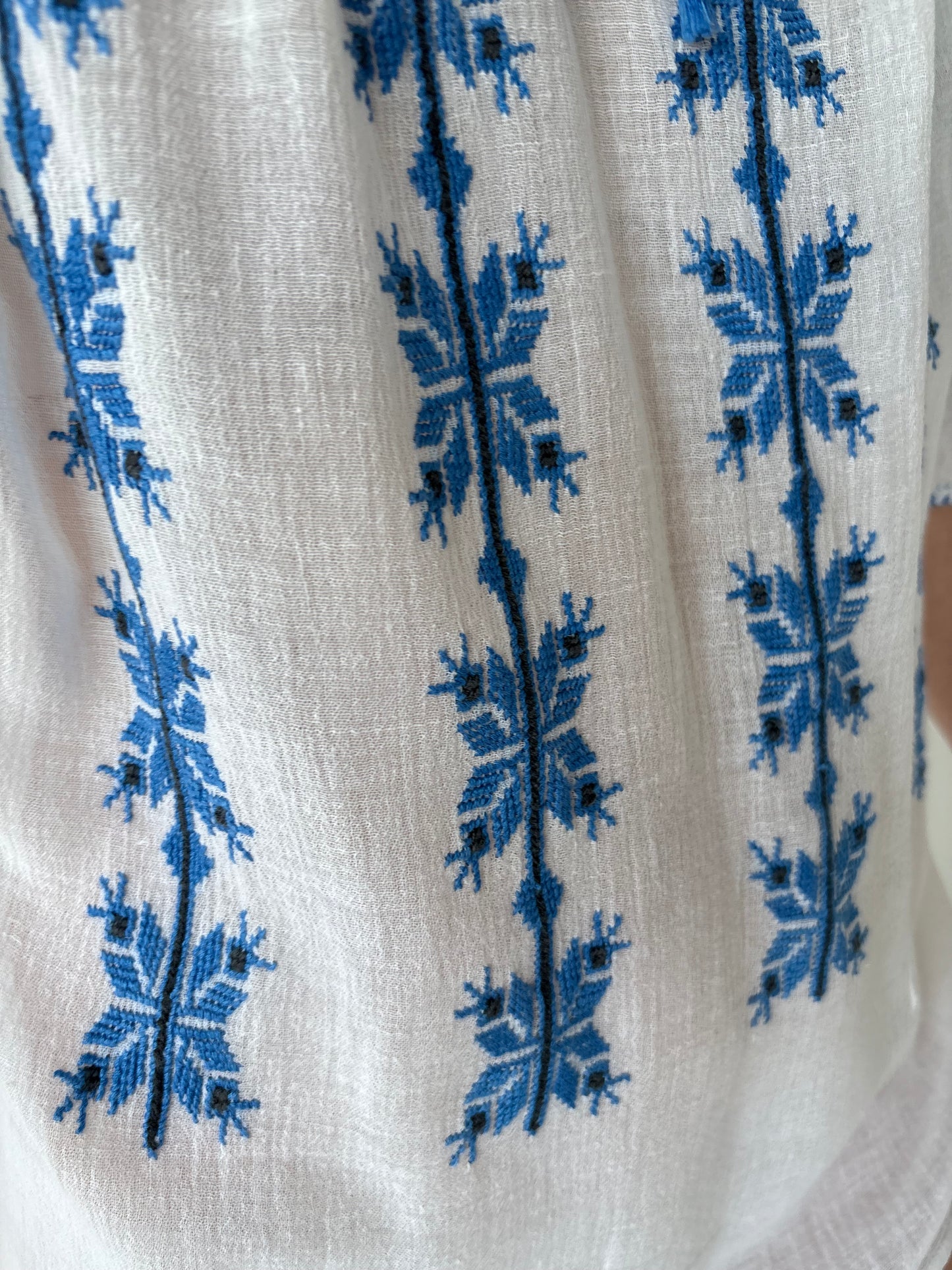 Top excepțional din pânză moale cu broderie manuală delicată