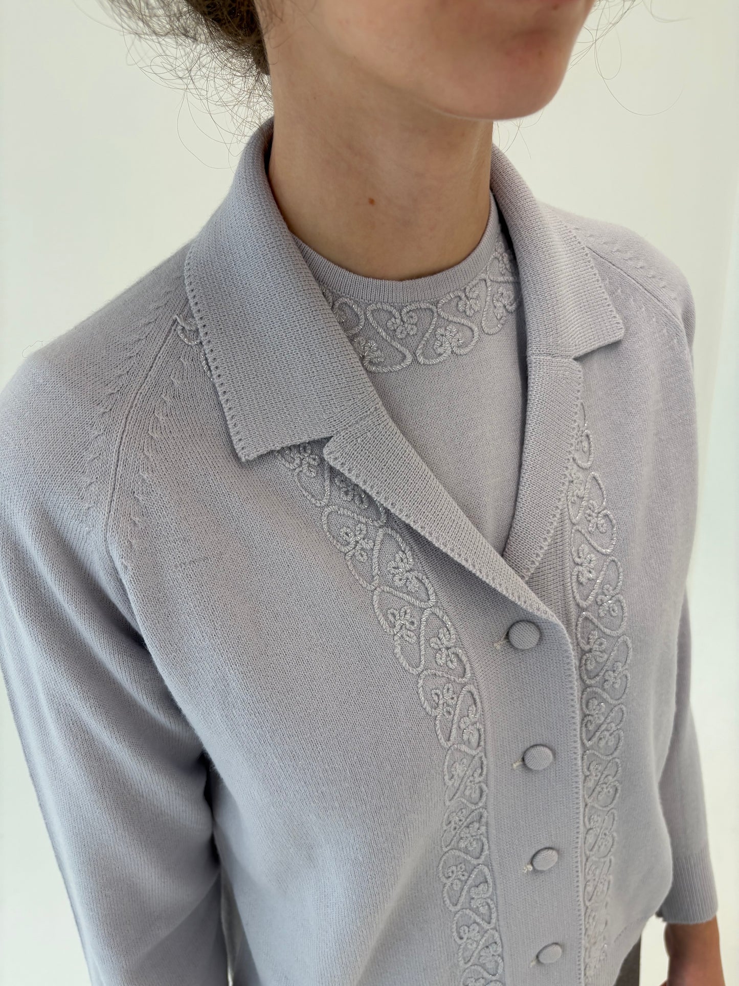 Set light lavender petite cu broderie manuală din mix de lana extrafina