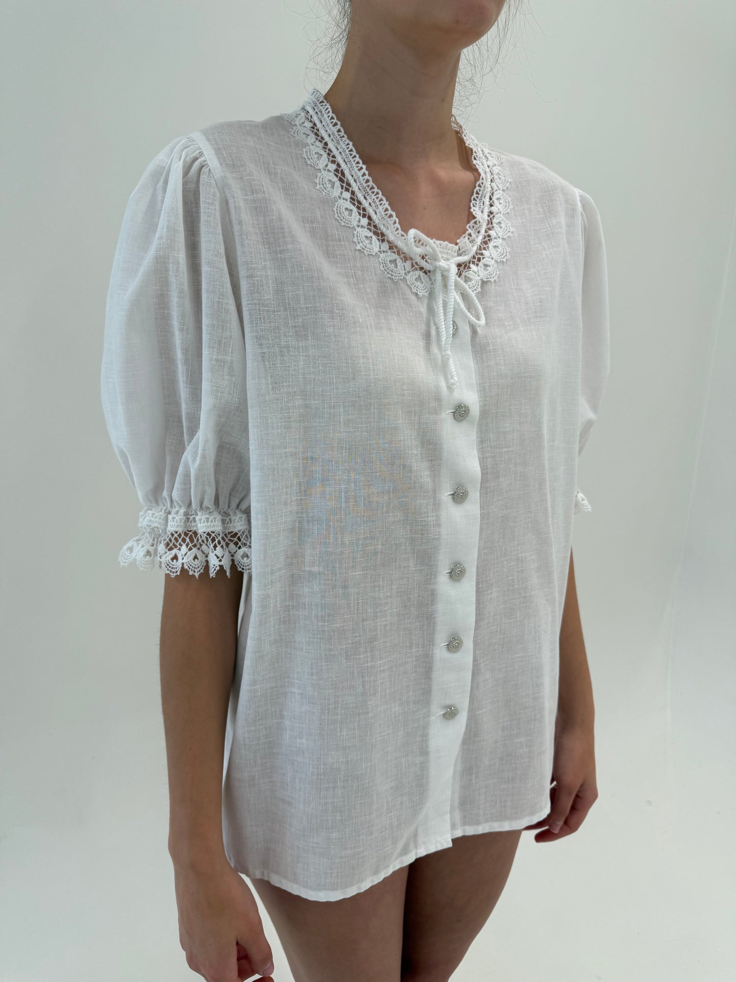 Cămașa vintage cu dantelă macrame din panzica de bumbac și umeri bufanți