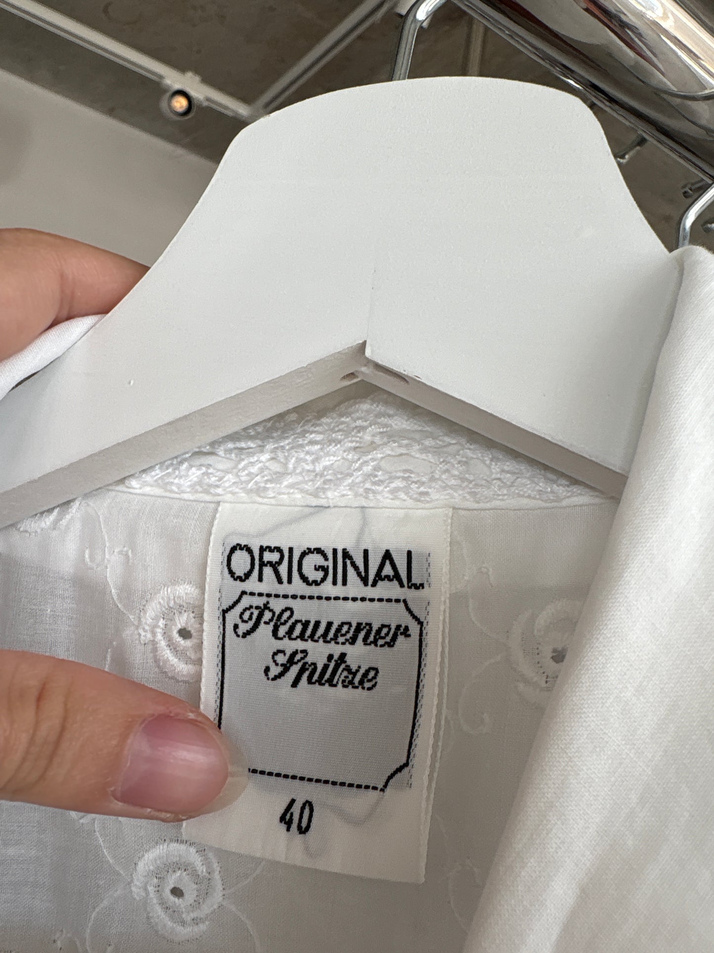 Cămașa vintage cambrata cu fundițe stilizate și broderie anglaise