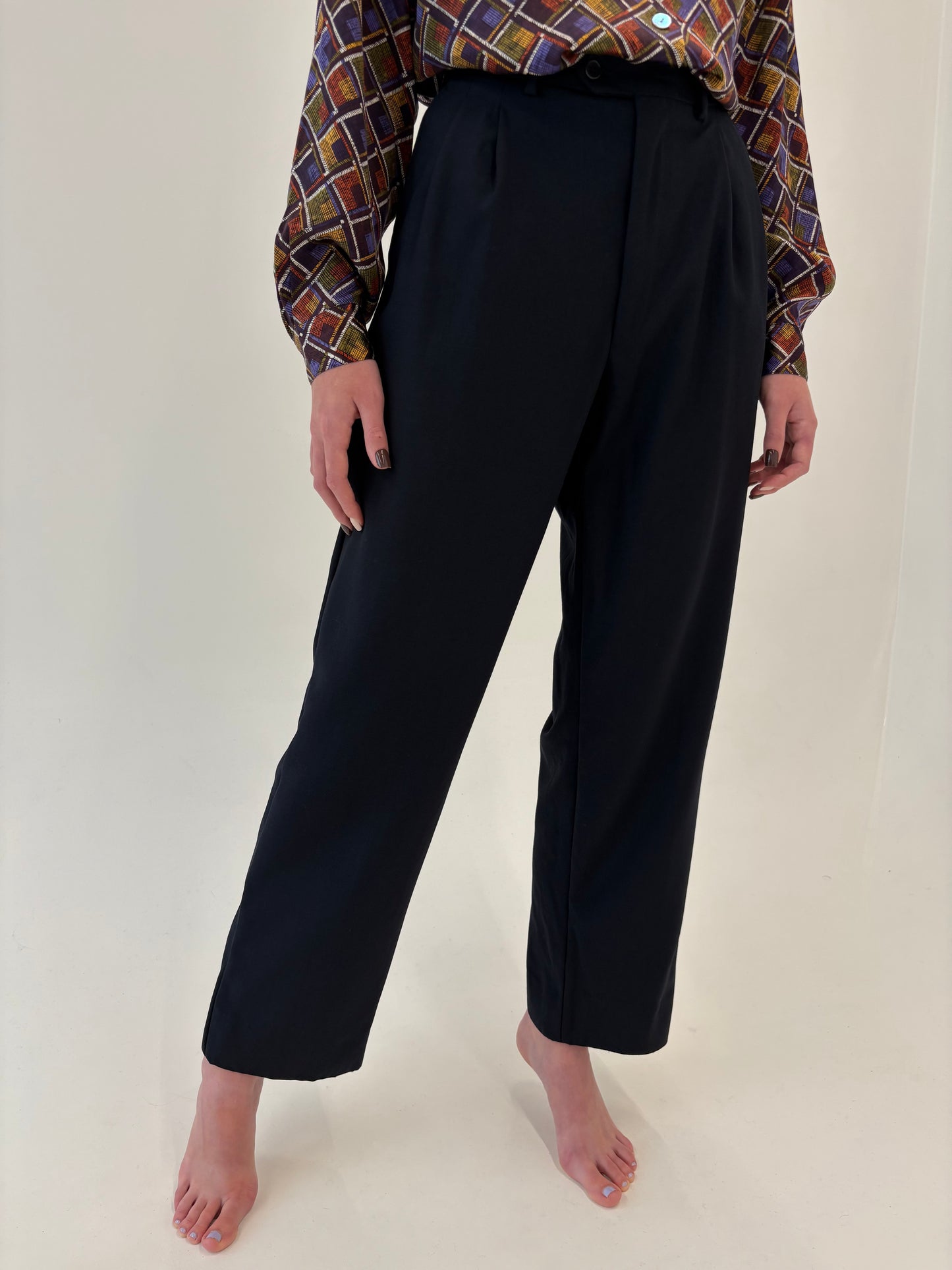 Pantaloni Navy cu pense din lana extrafina în croi super actual