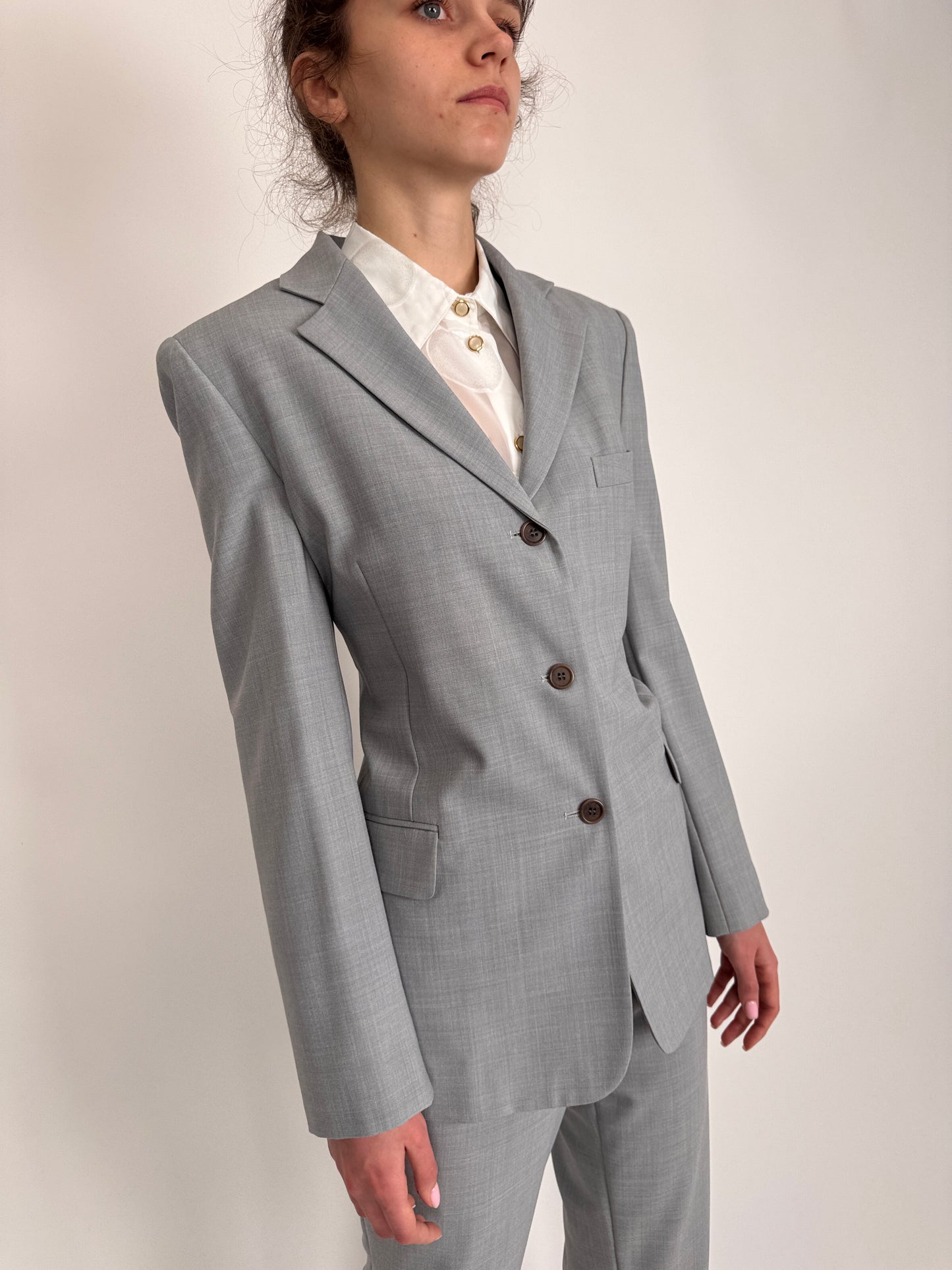 Costum light gray în croi minimalist