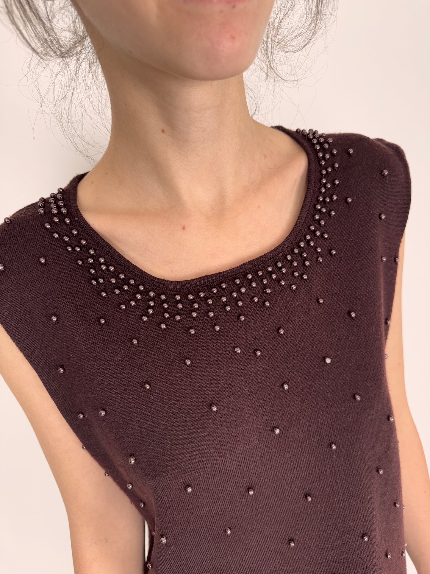 Top din lana extrafina dark aubergine cu aplicații manuale perlute