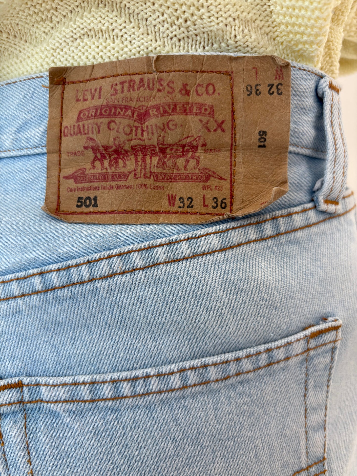 Jeans vinatge Levi’s 501 cu talie înaltă