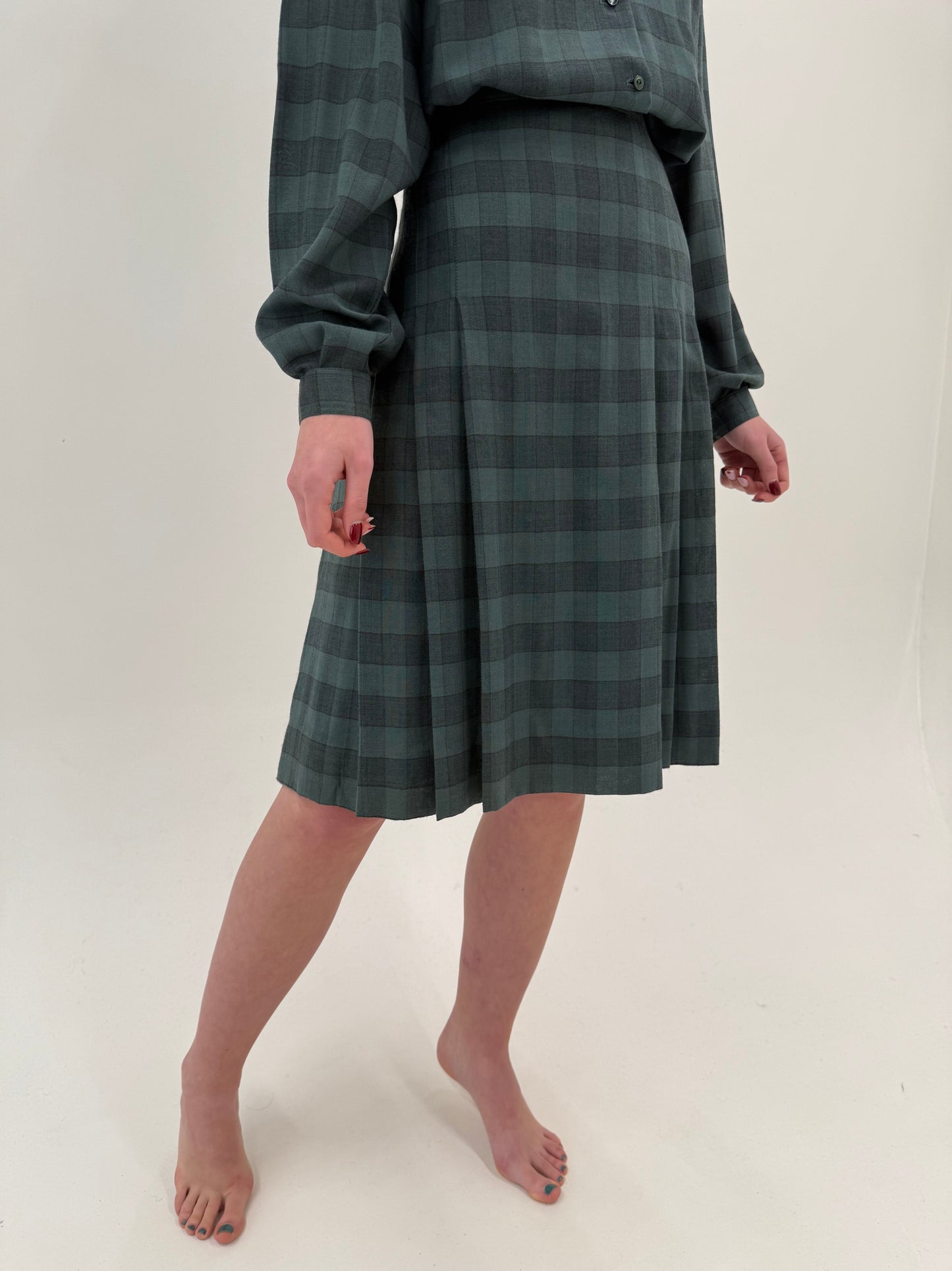 Set din lana extrafina în carouri cu fustă plisată midi