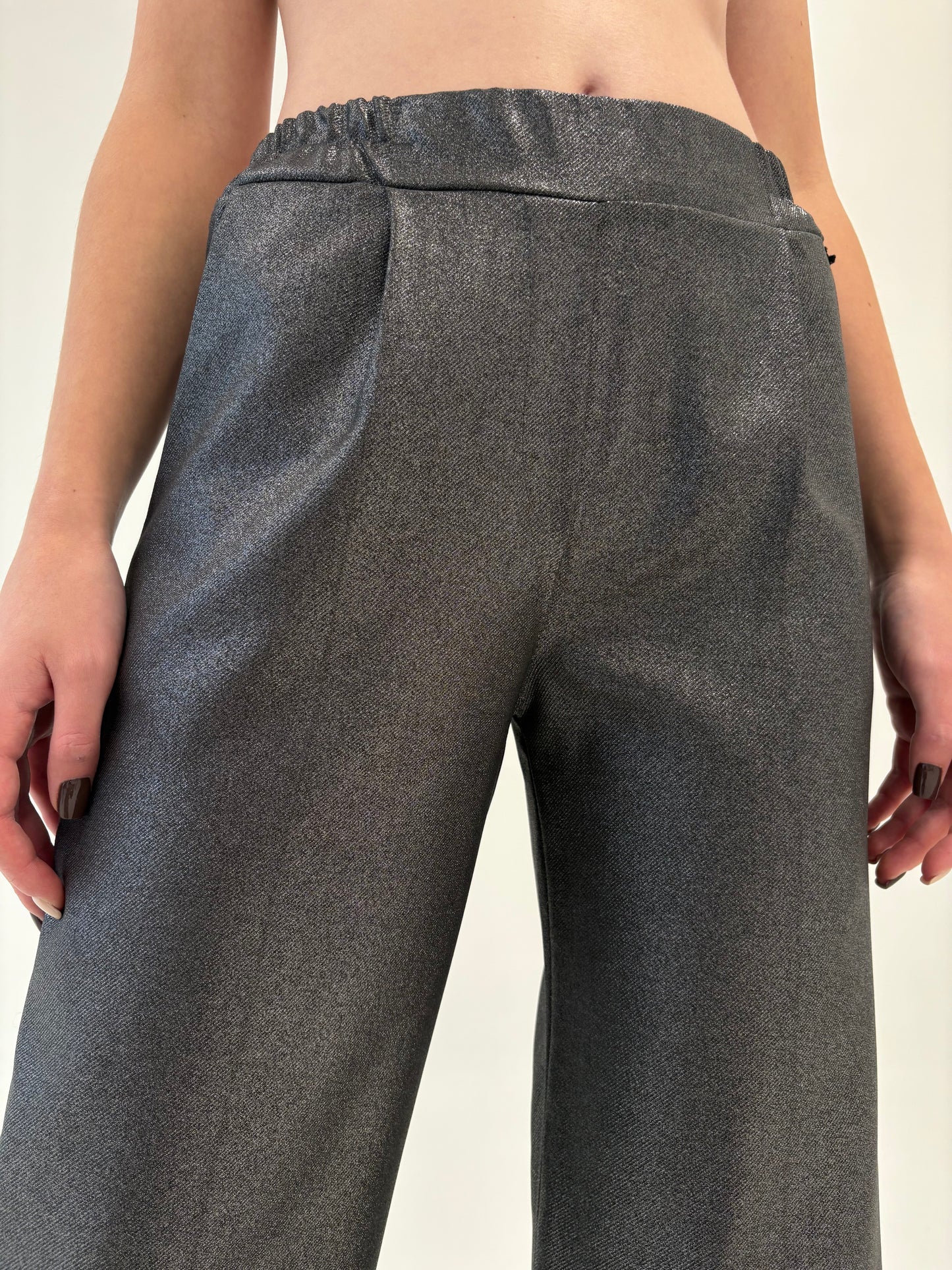 Set argintiu de la zi la seară cu pantaloni palazzo și top cambrat