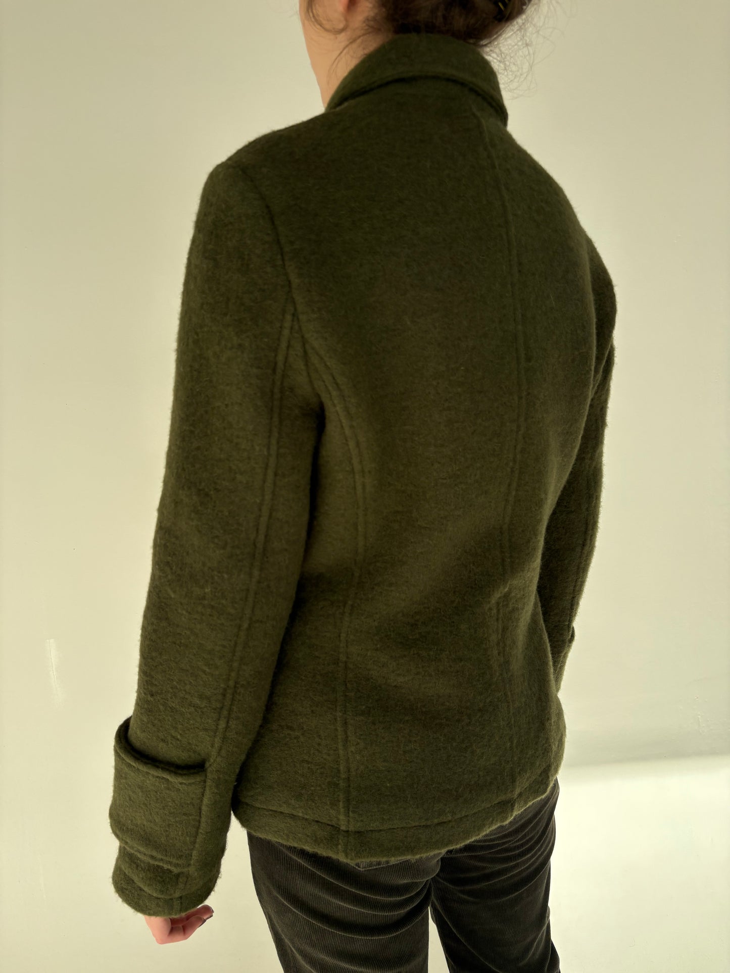 Jacheta kaki din boiled wool cu închidere dublă și croi ușor cambrat