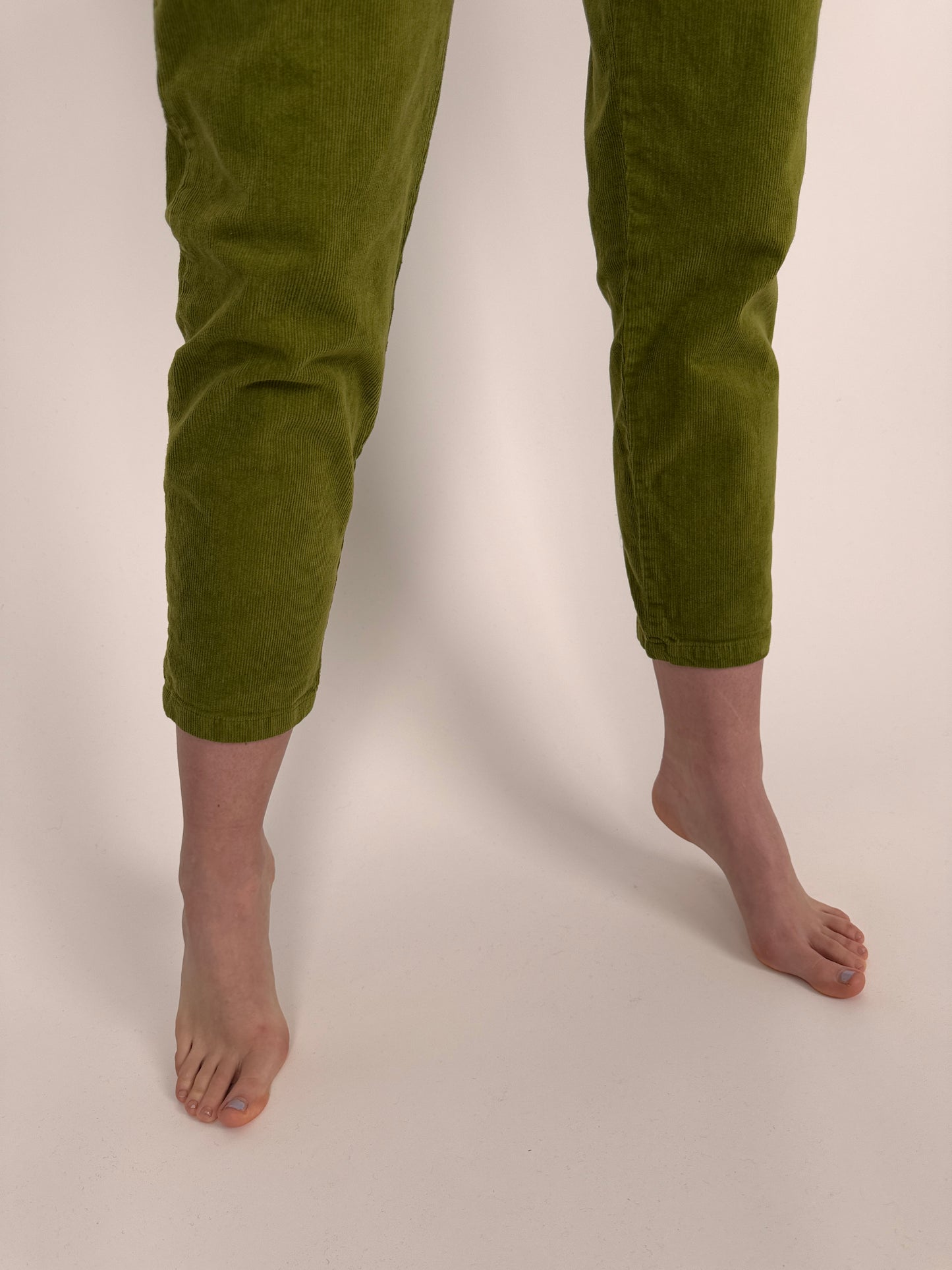 Pantaloni cu pense avocado green din catifea raiata de bumbac