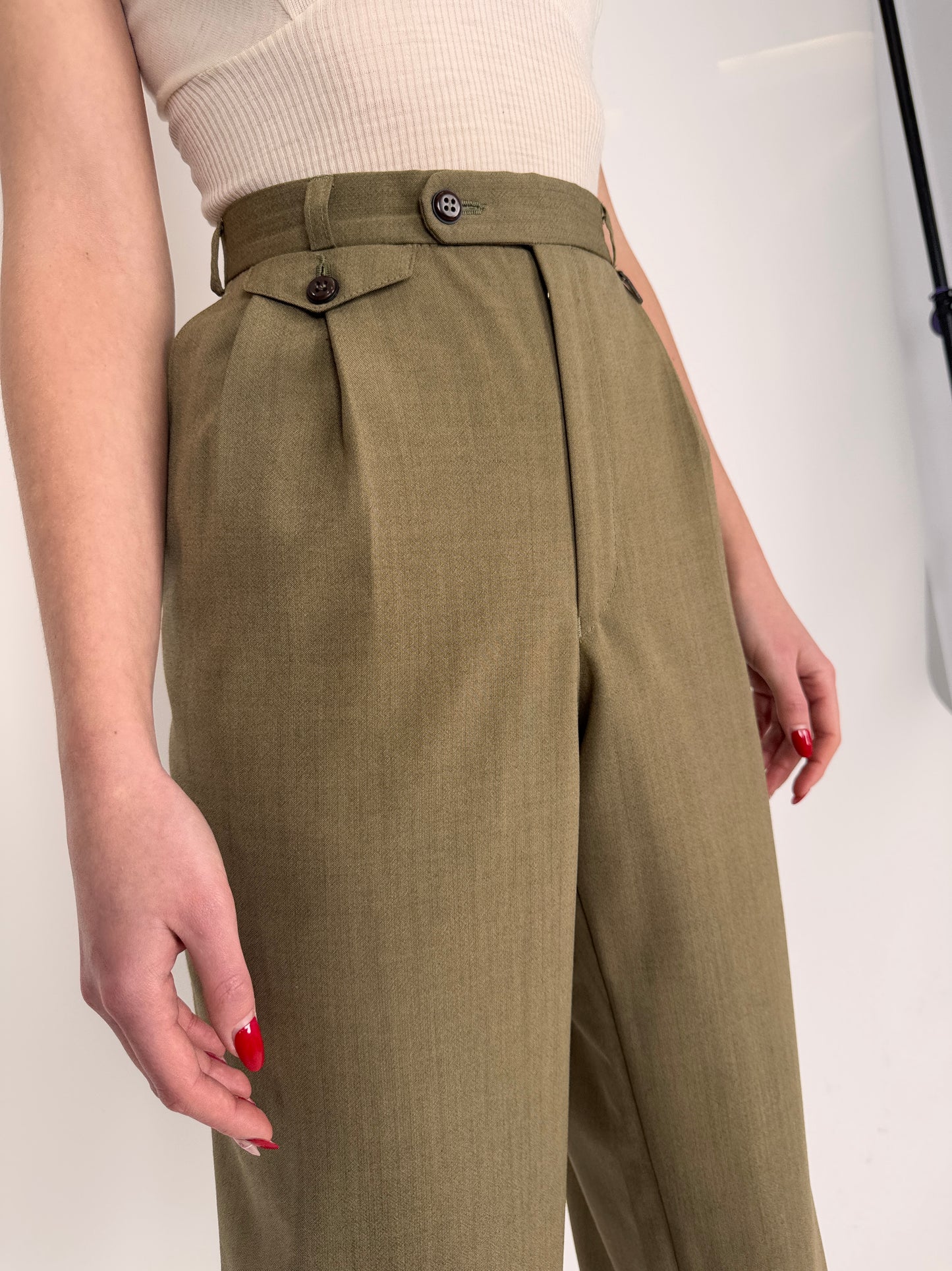 Pantaloni tall cu pense din stofă extrafina din mix de lana olive green