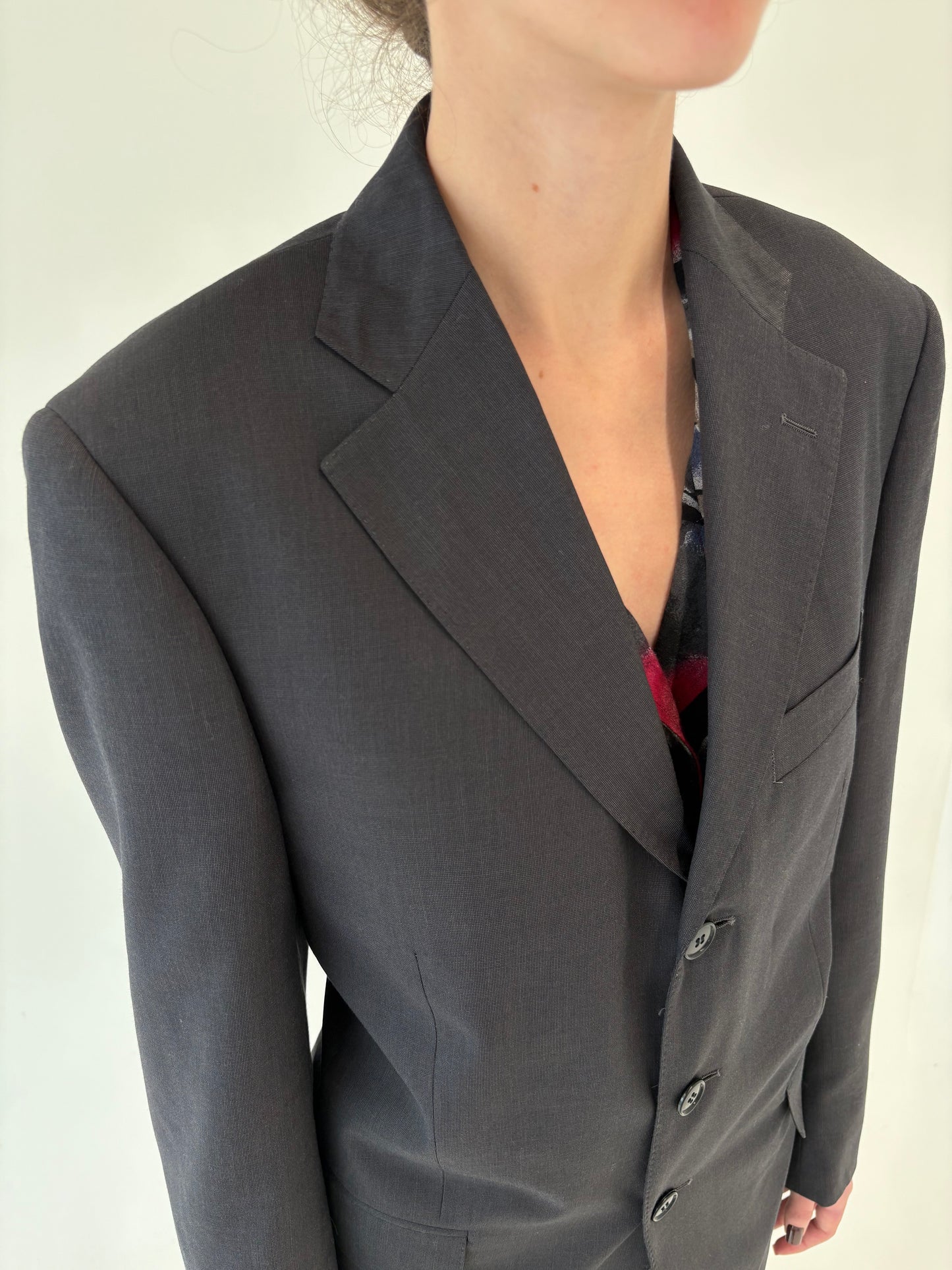 Costum charcoal gray de la business la seara din stofita ușor satinata