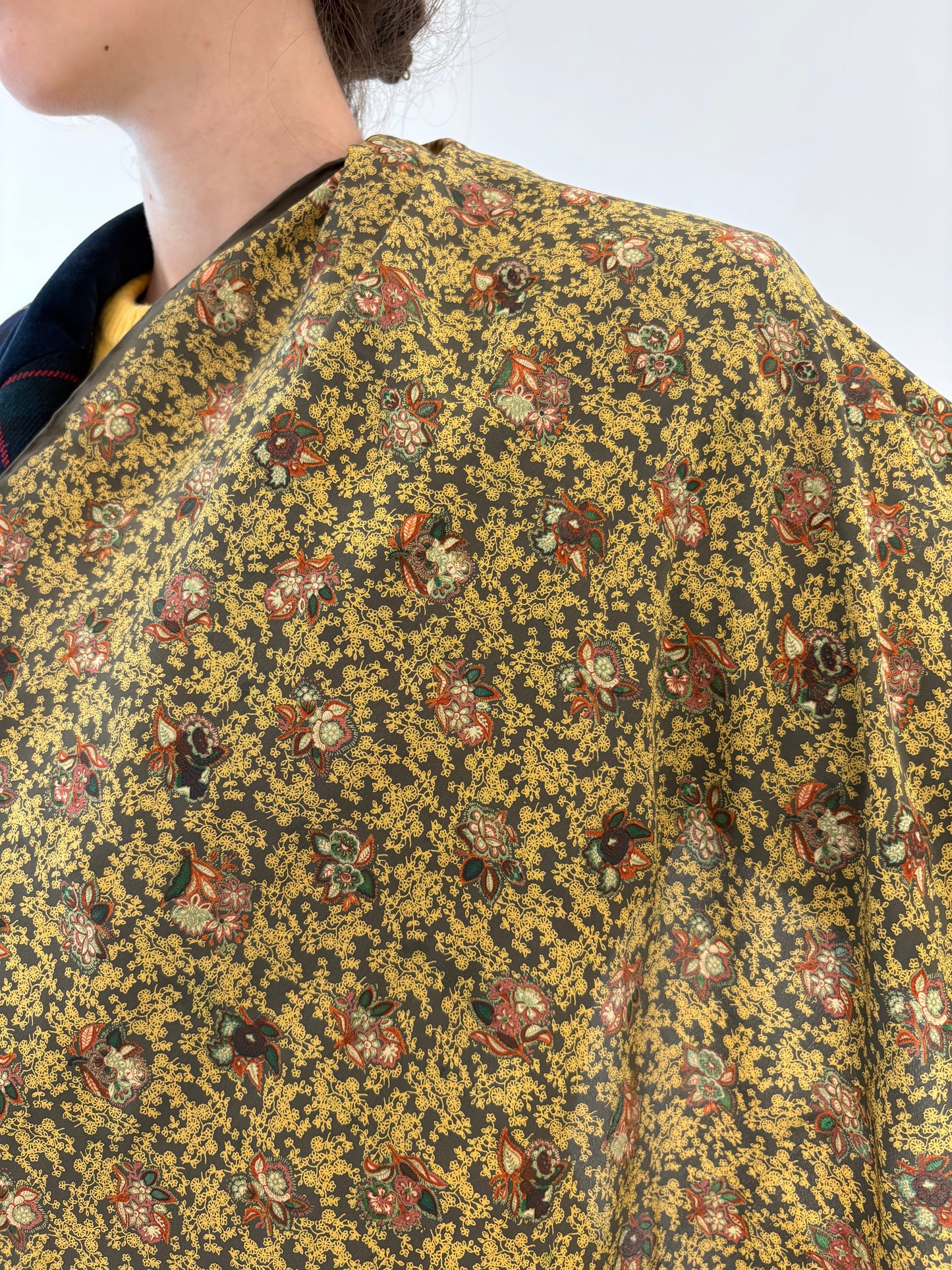 Eșarfă italiană mustard yellow cu print floral delicat din mătase naturală