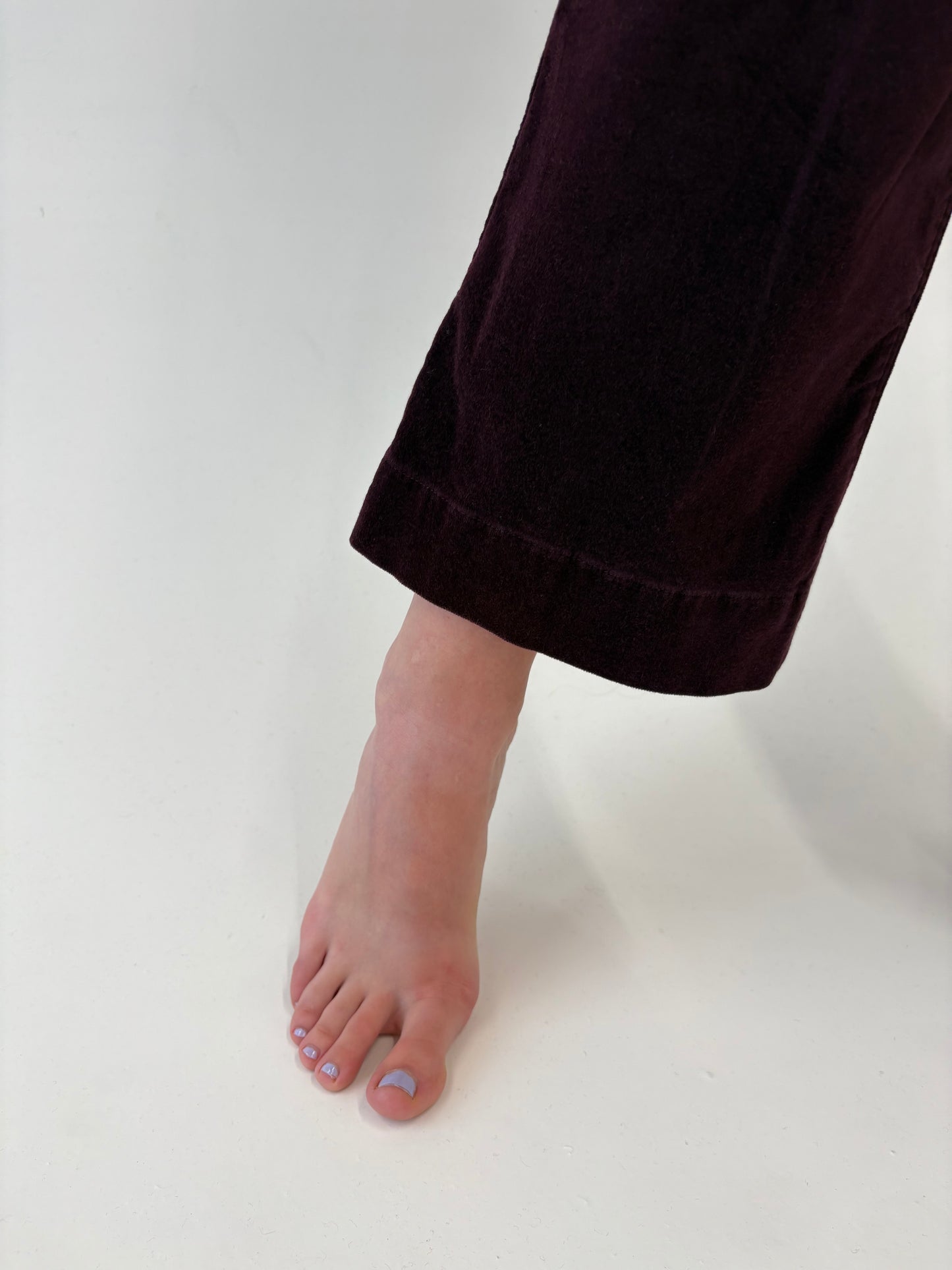Pantaloni petite evazați aubergine din catifea premium modelatoare