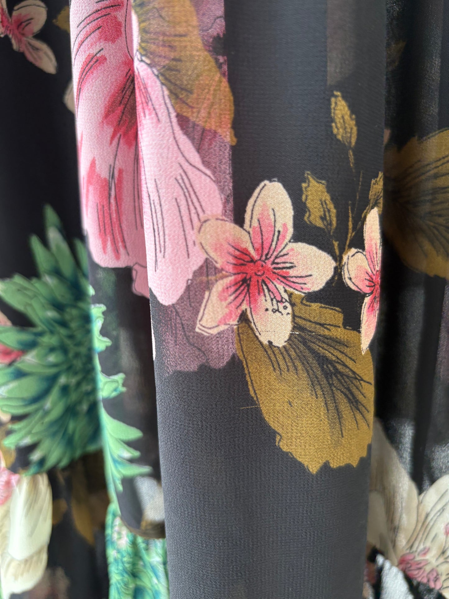 Rochie neagră cu print floral superb și mănecute cu volan