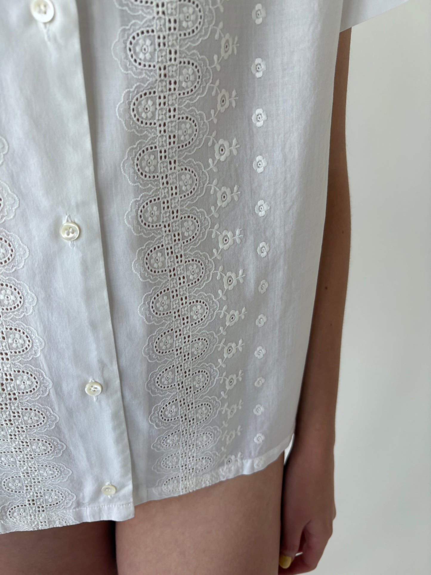 Camasa exceptionala din bumbac satinat cu broderie delicată superbă