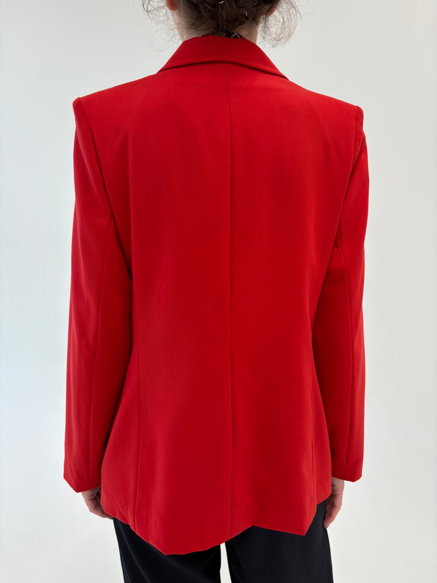 Sacou cherry red in stil Prada și croi ușor cambrat din laam extrafina