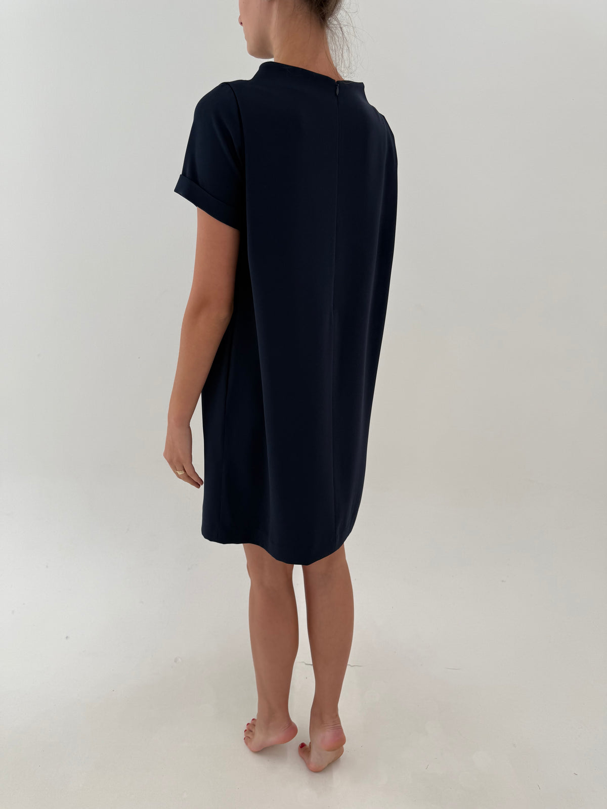 Rochie luxury minimalistă Aspesi din crep gros cu buzunare în croi specific brandului