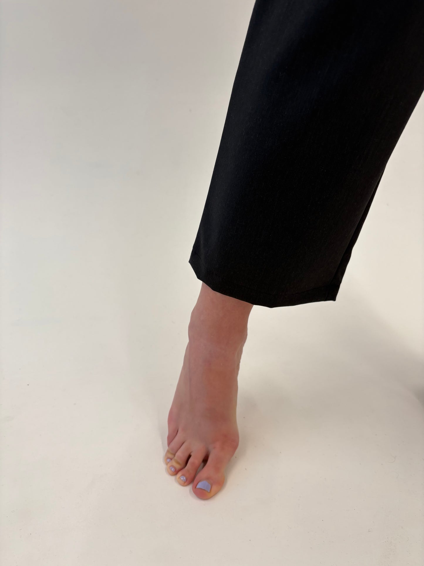 Pantaloni noi din stofă ultra luxury de lana extrafina ușor lucioasă