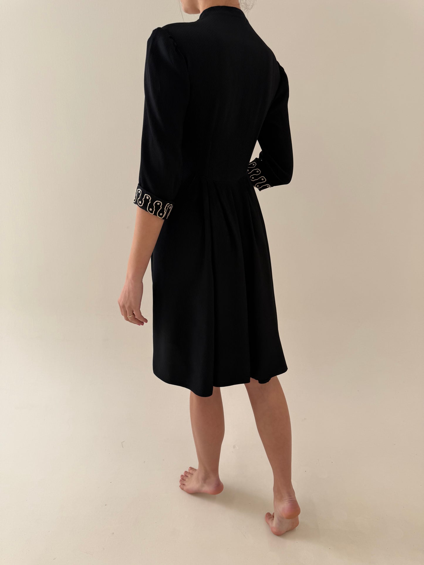 LBD vintage excepțional în croi ultra feminin cu talie marcată de la zi la seară