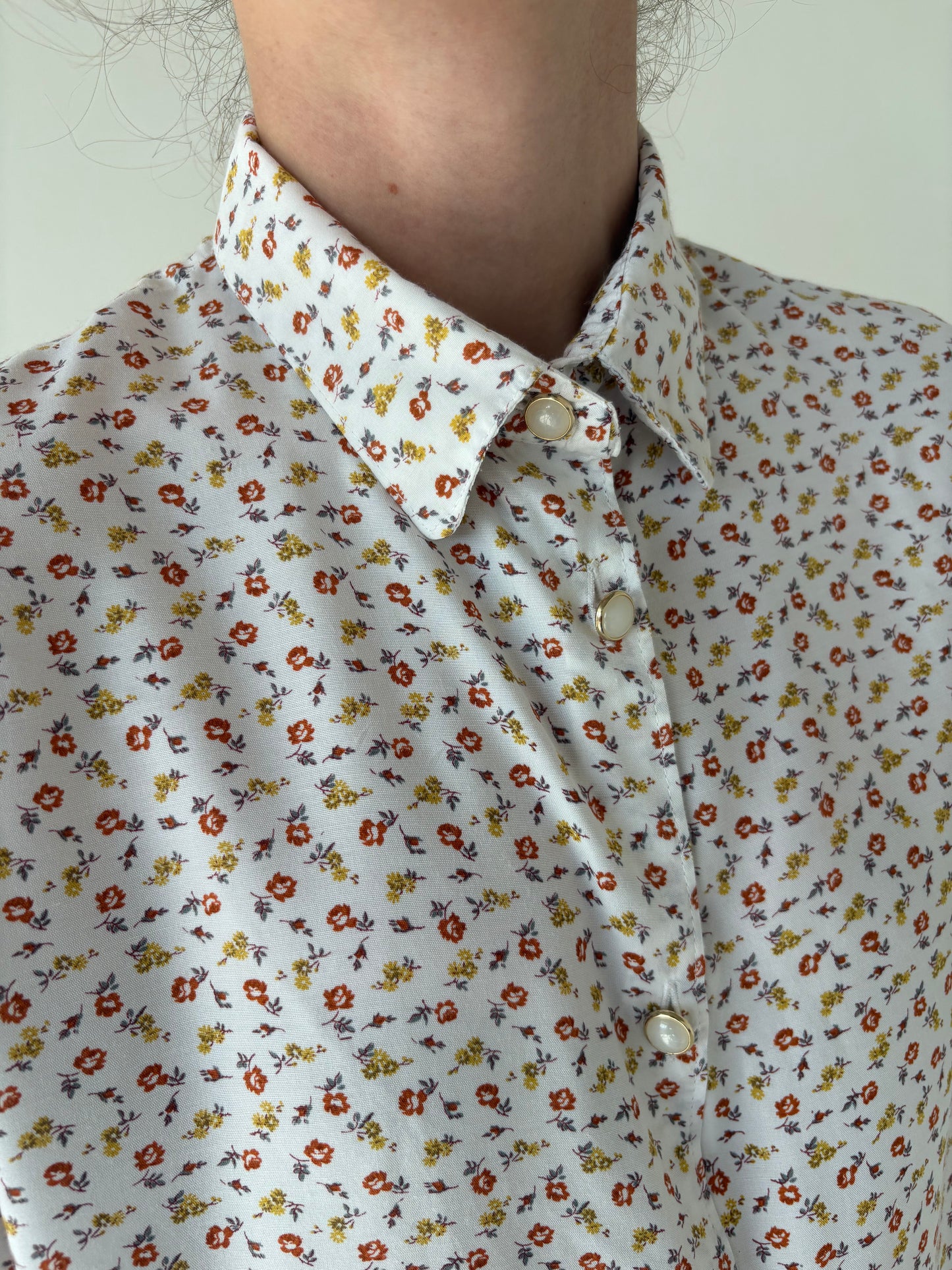 Cămașa vintage cu print floral delicat în culori de toamnă