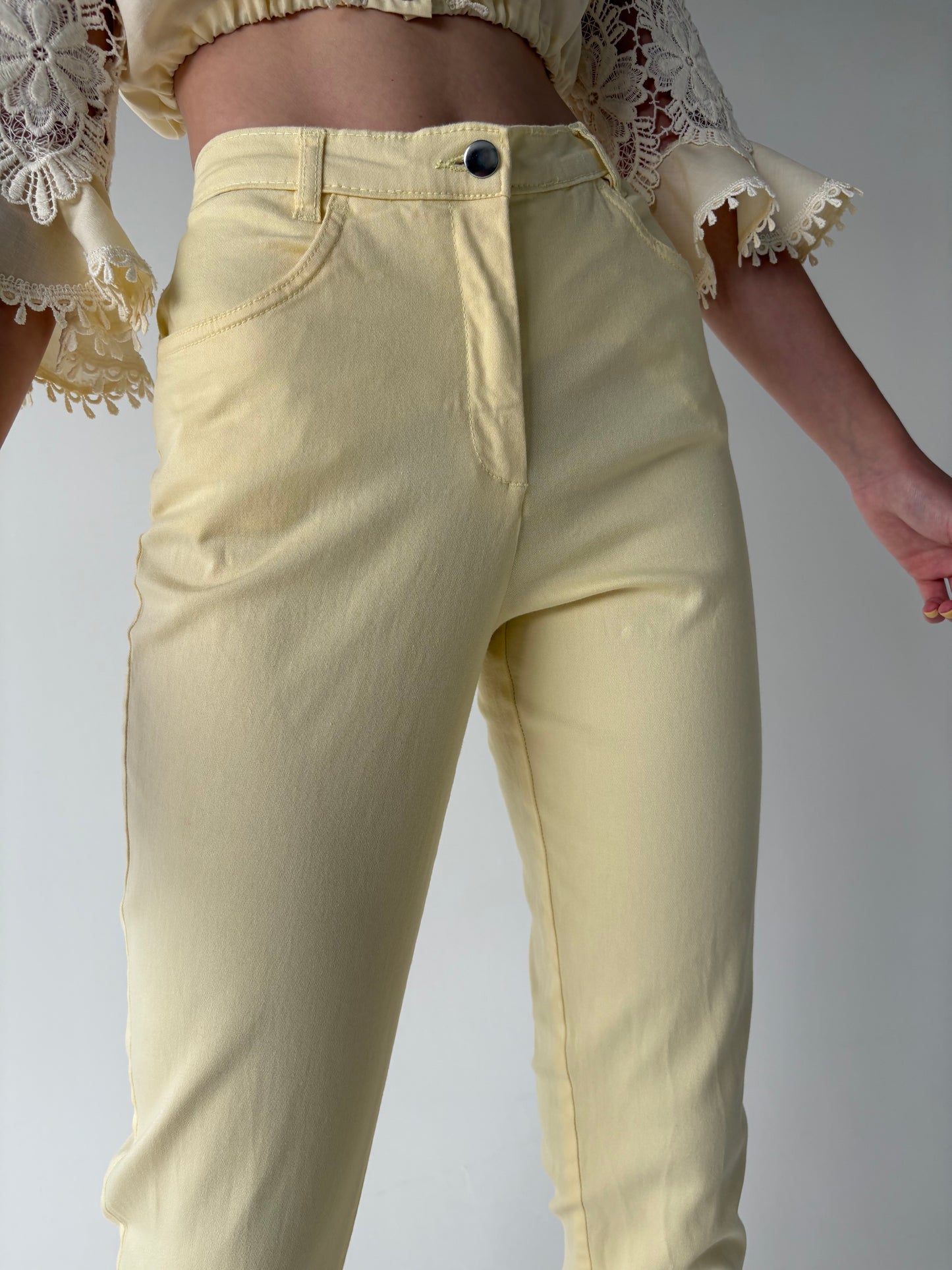 Jeans de vară modelatori butter yellow în croi clasic