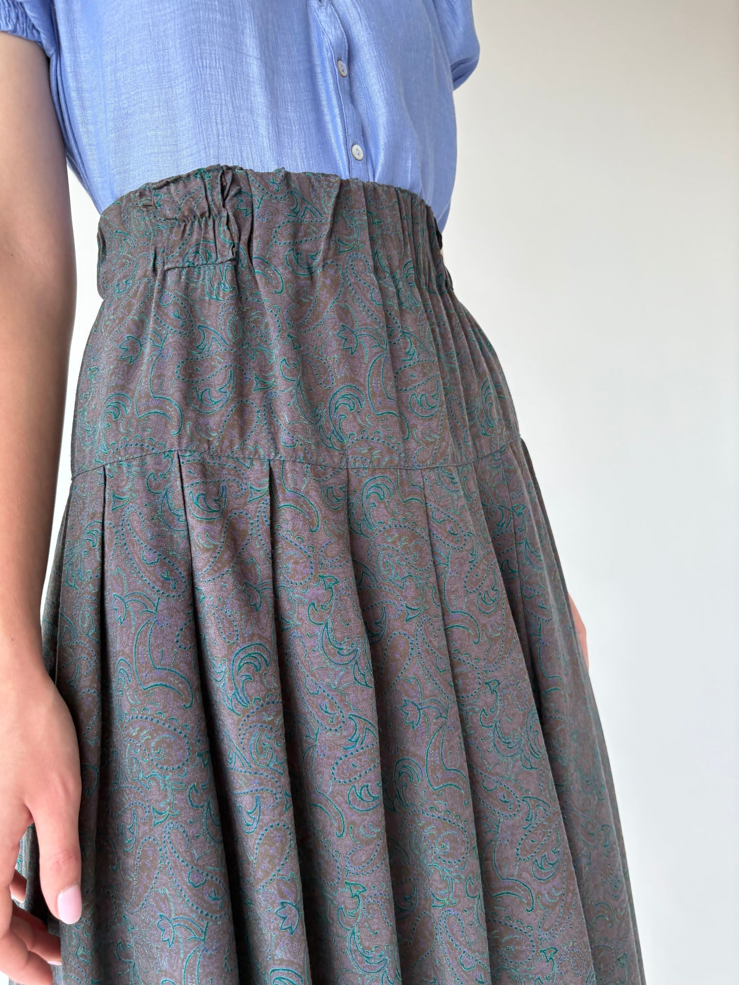 Fustă vaporoasă cu print paisley și talie ultra înaltă marcată elastică