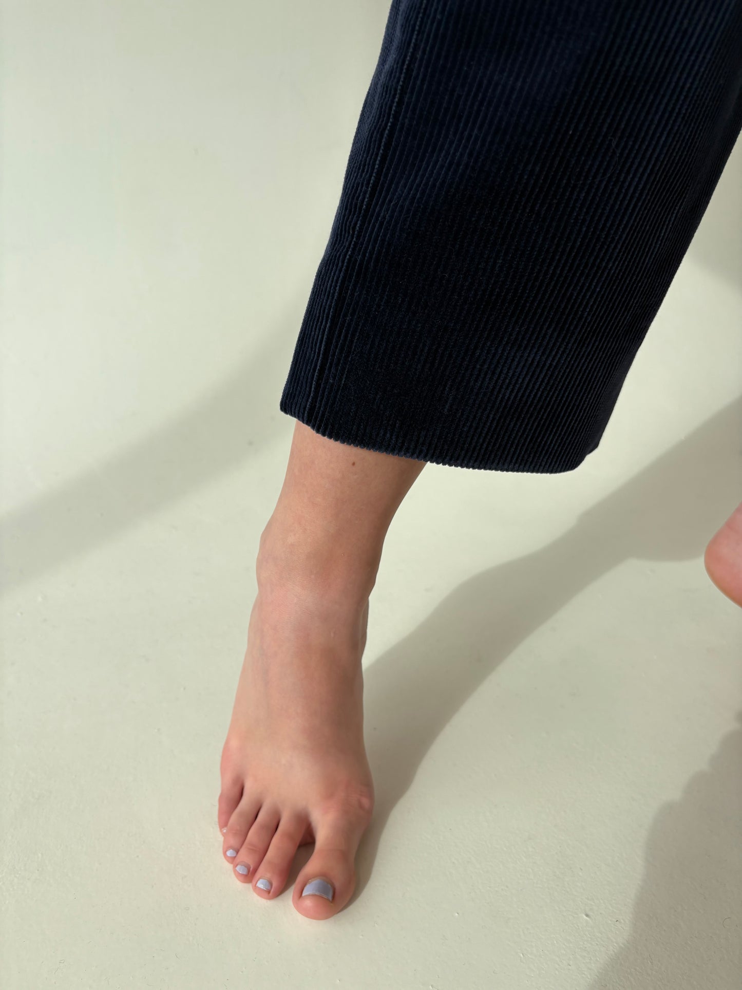 Pantaloni italienești din corduroy cu pense și buzunare oblice