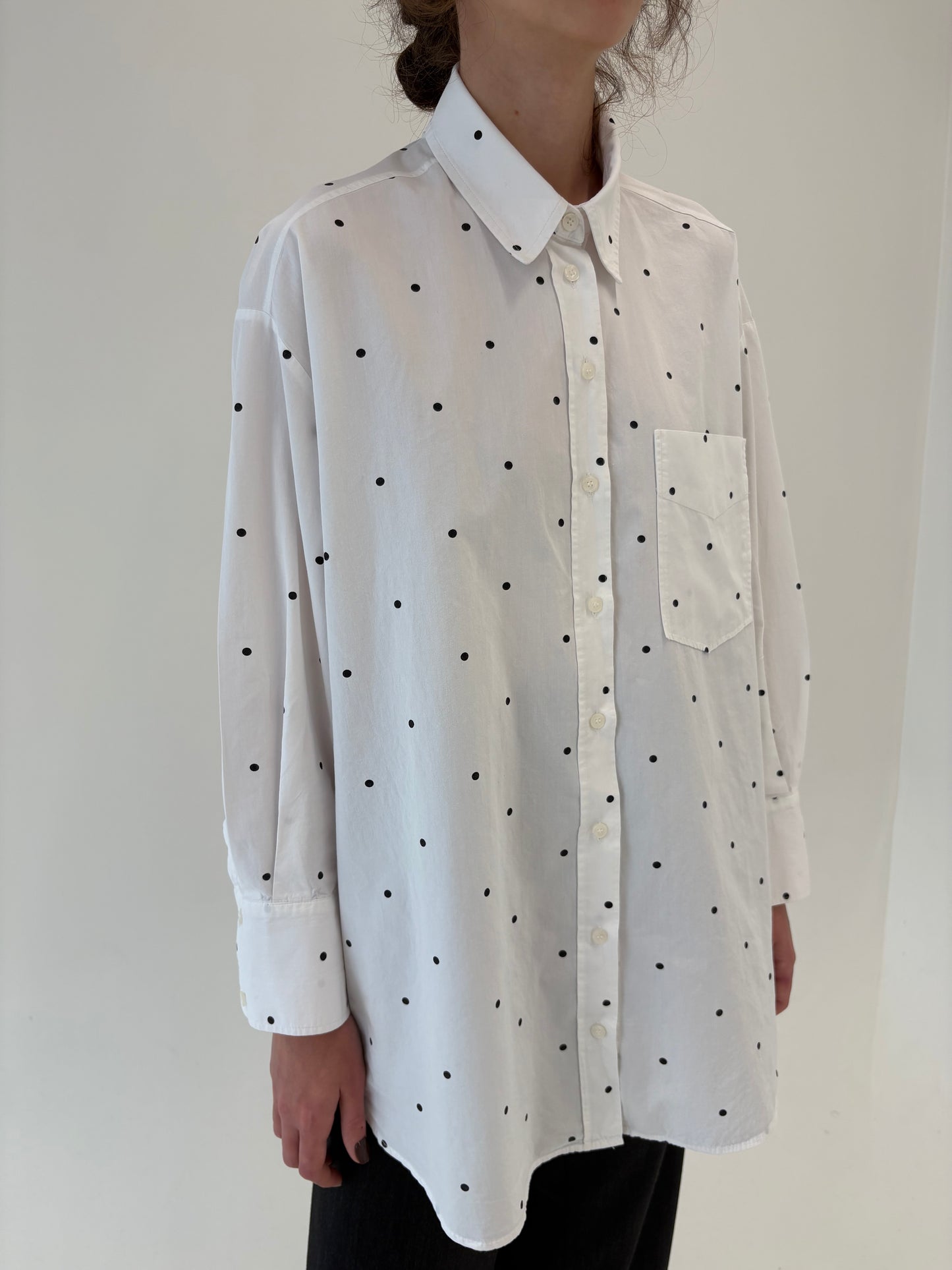 Cămașa albă cu buline din poplin de bumbac în croi oversized