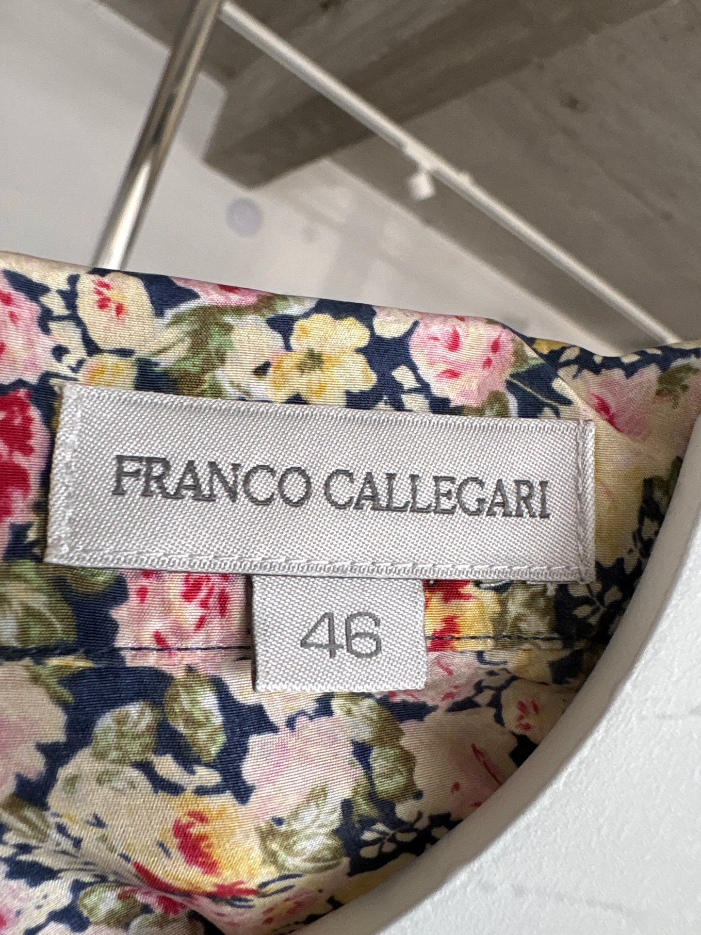 Cămașa camel din mătase naturală cu print floral delicat