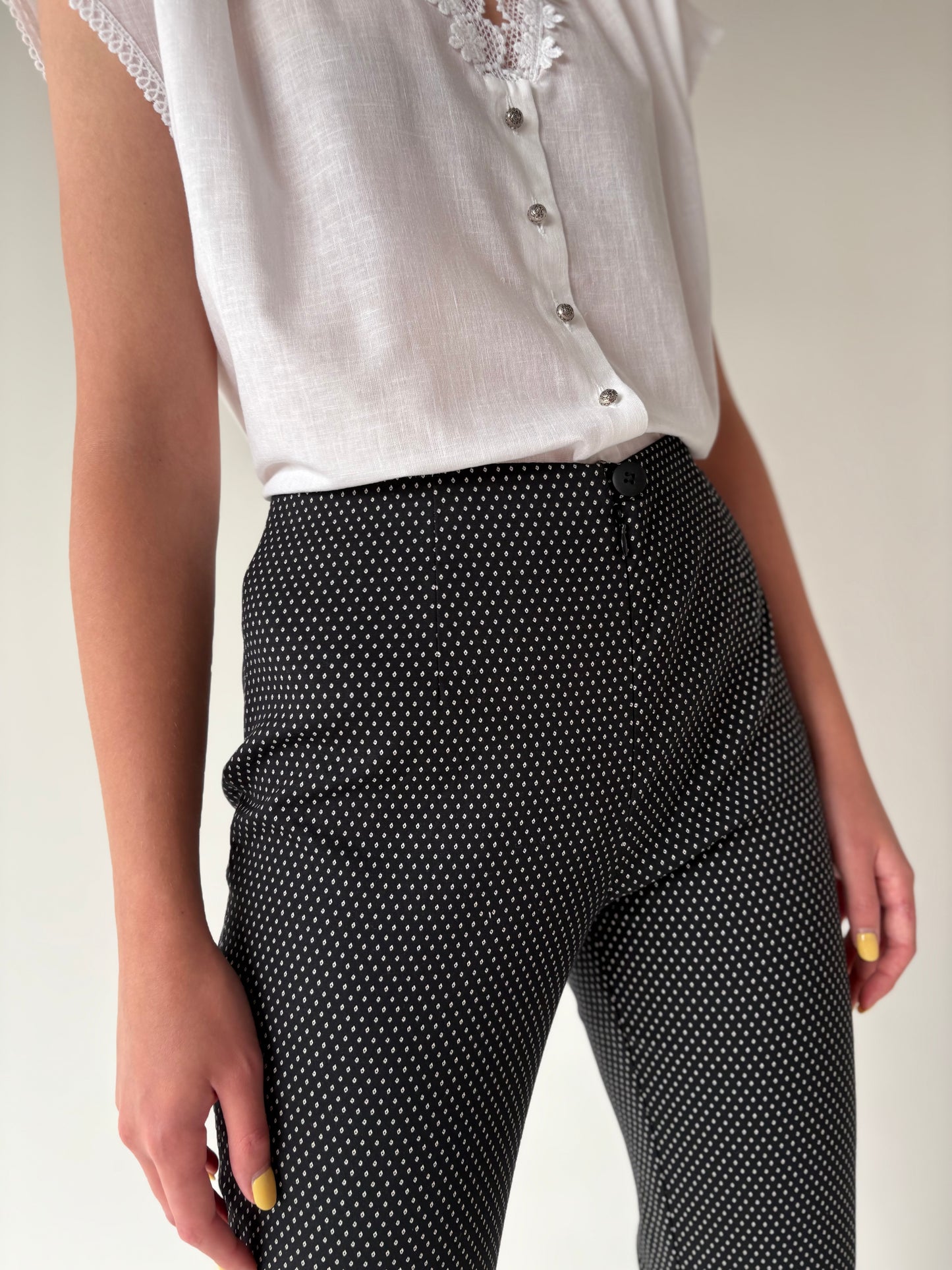 Pantaloni negri business cu buline ivorie din poplin modelator