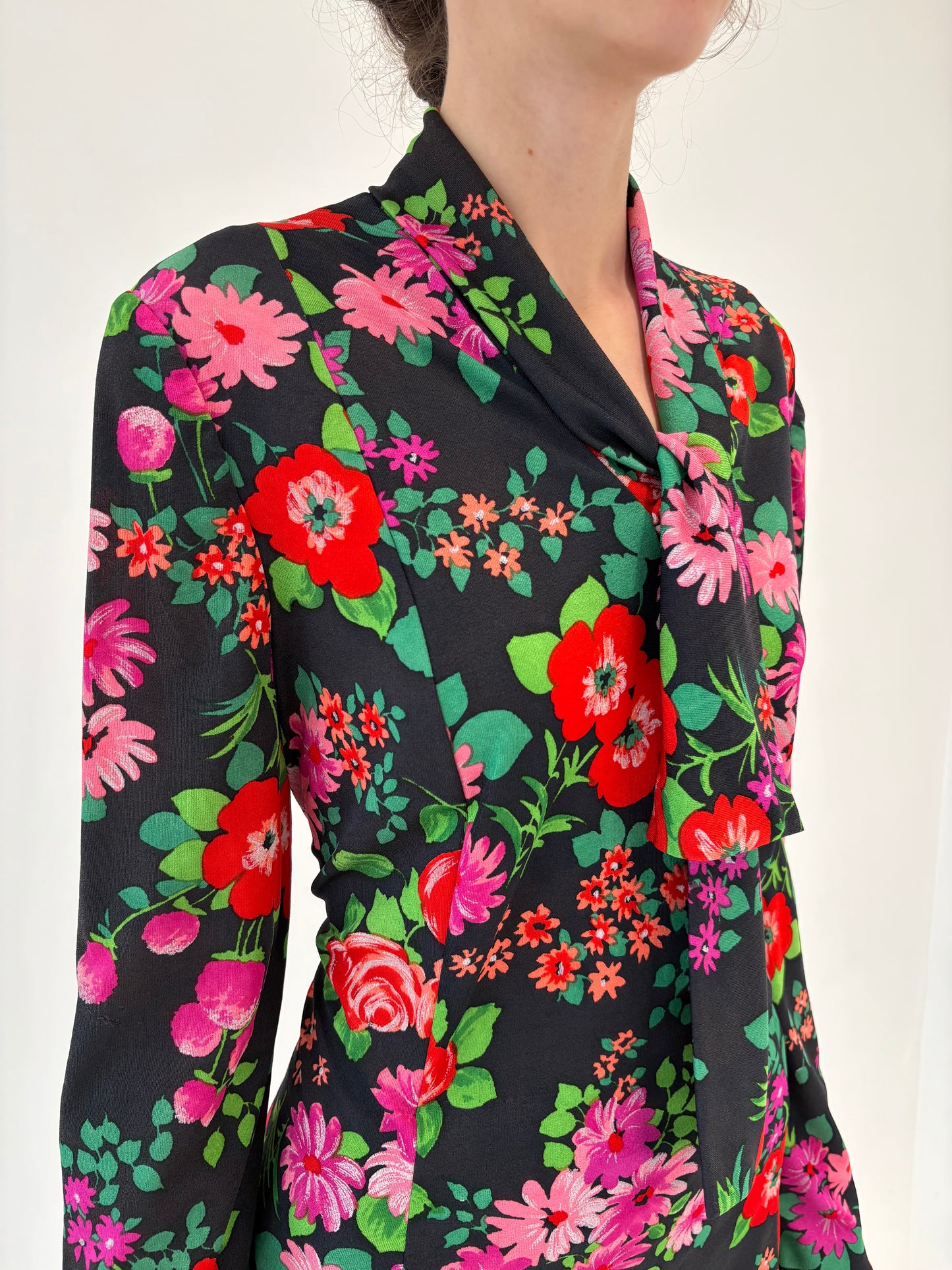 Rochie vintage cu print floral în culori tari din Georgette ușor strech