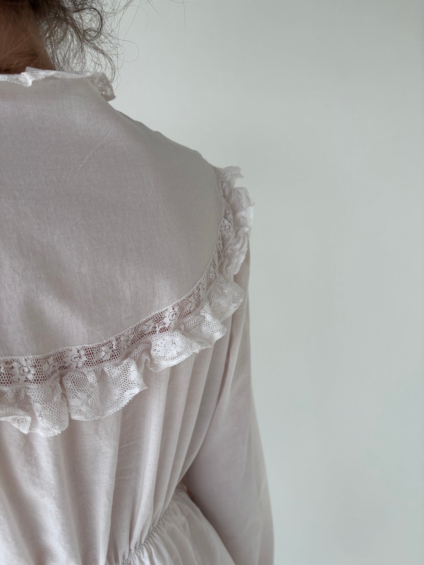 Rochie vintage roz pudrat cu lucrătură manuală și dantelă din panzica