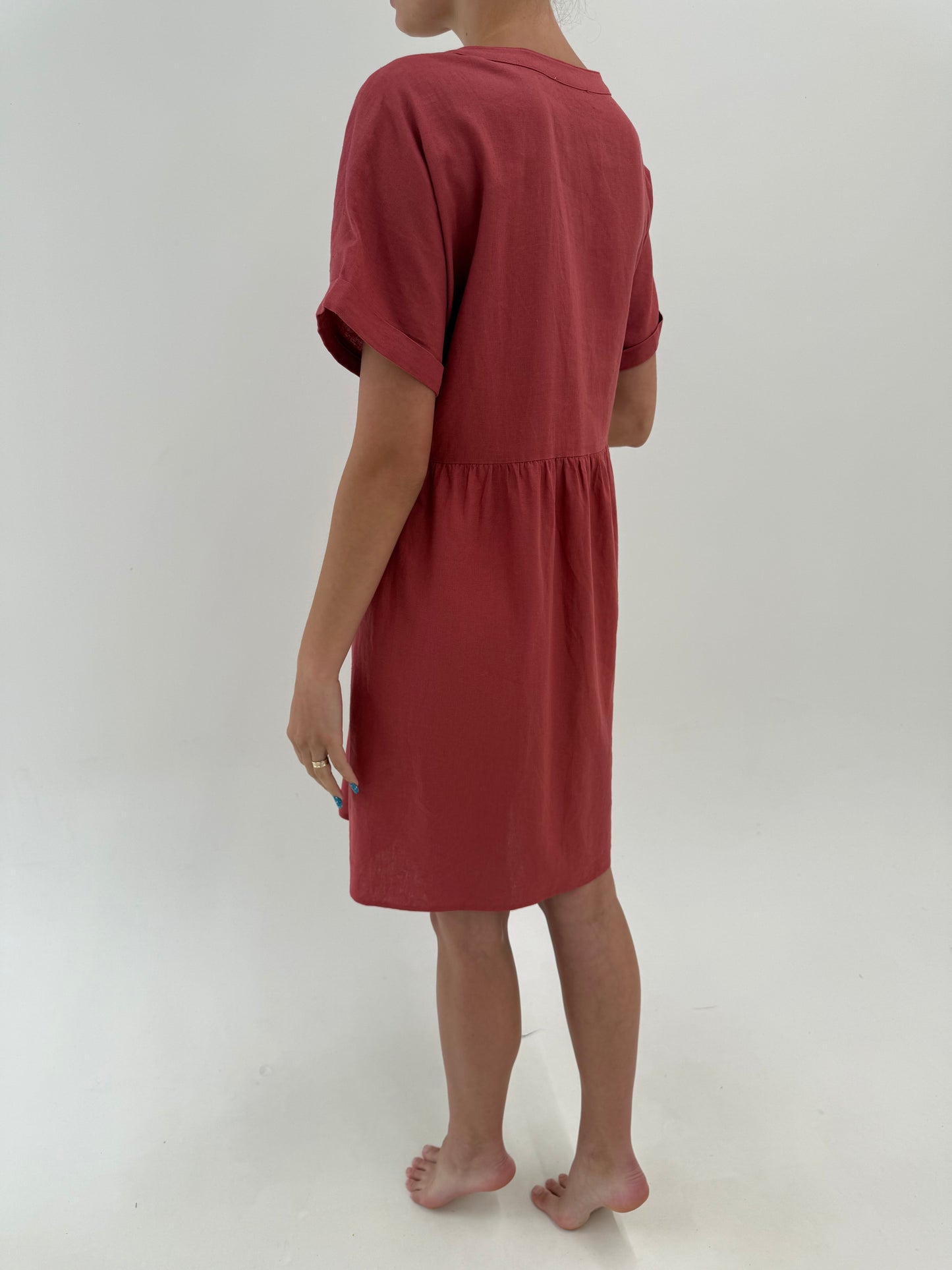 Rochie muted rosewood din in premium în croi actual cu talie marcată