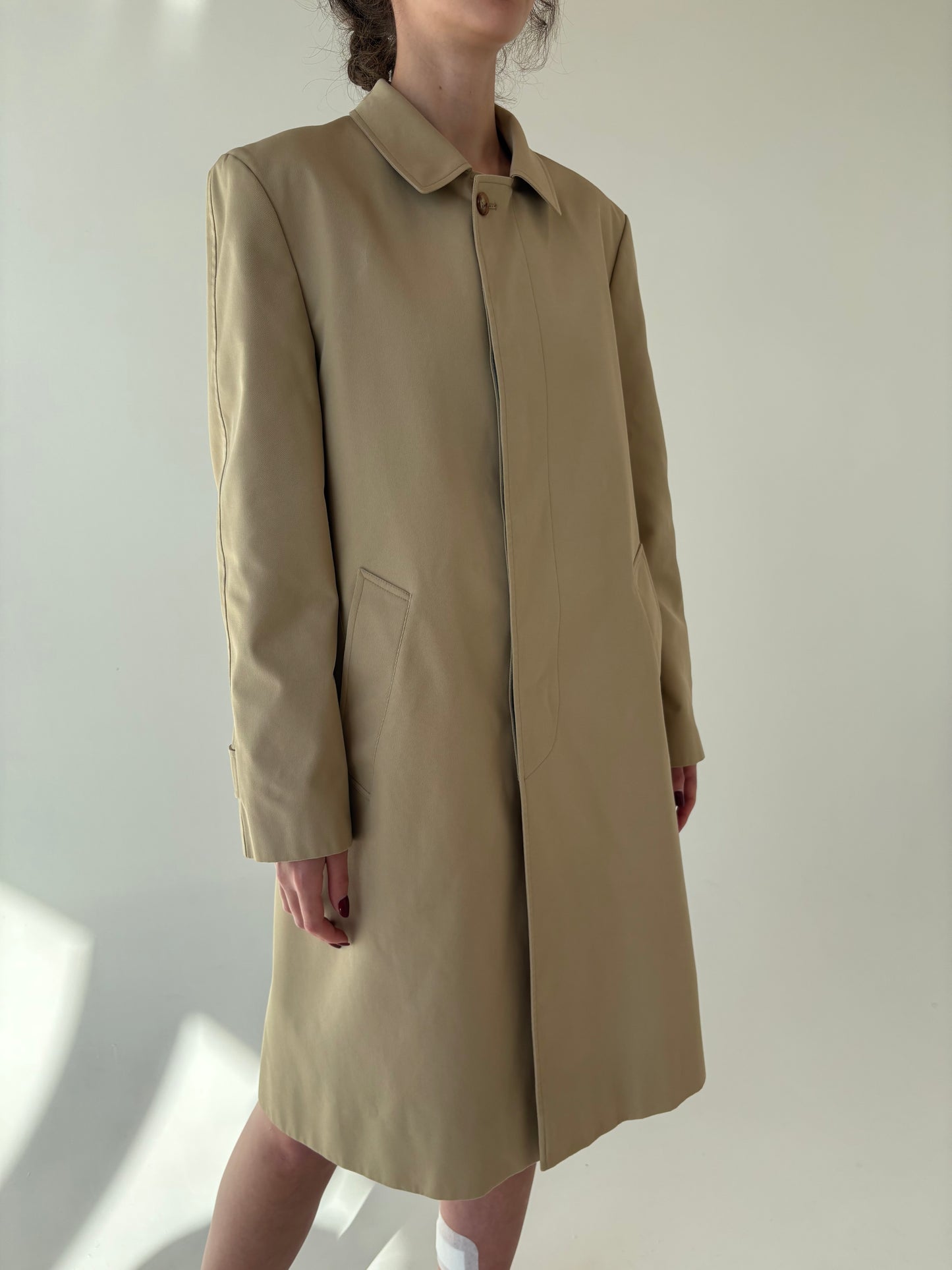 Trench vintage camel din gabardină în croi super revenit în trend impermeabil