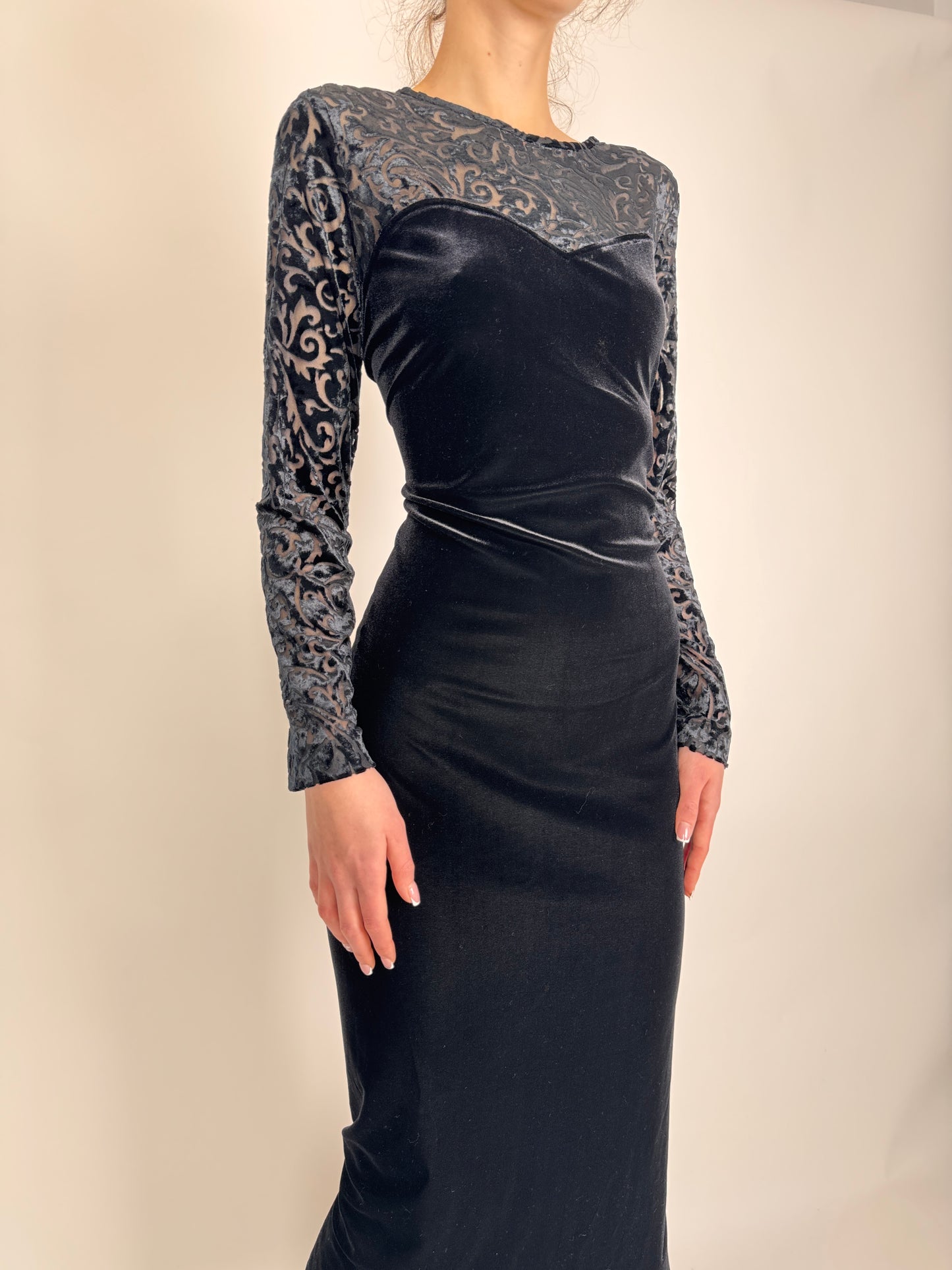 LBD vintage superb în croi minimalist din catifea modelatoare